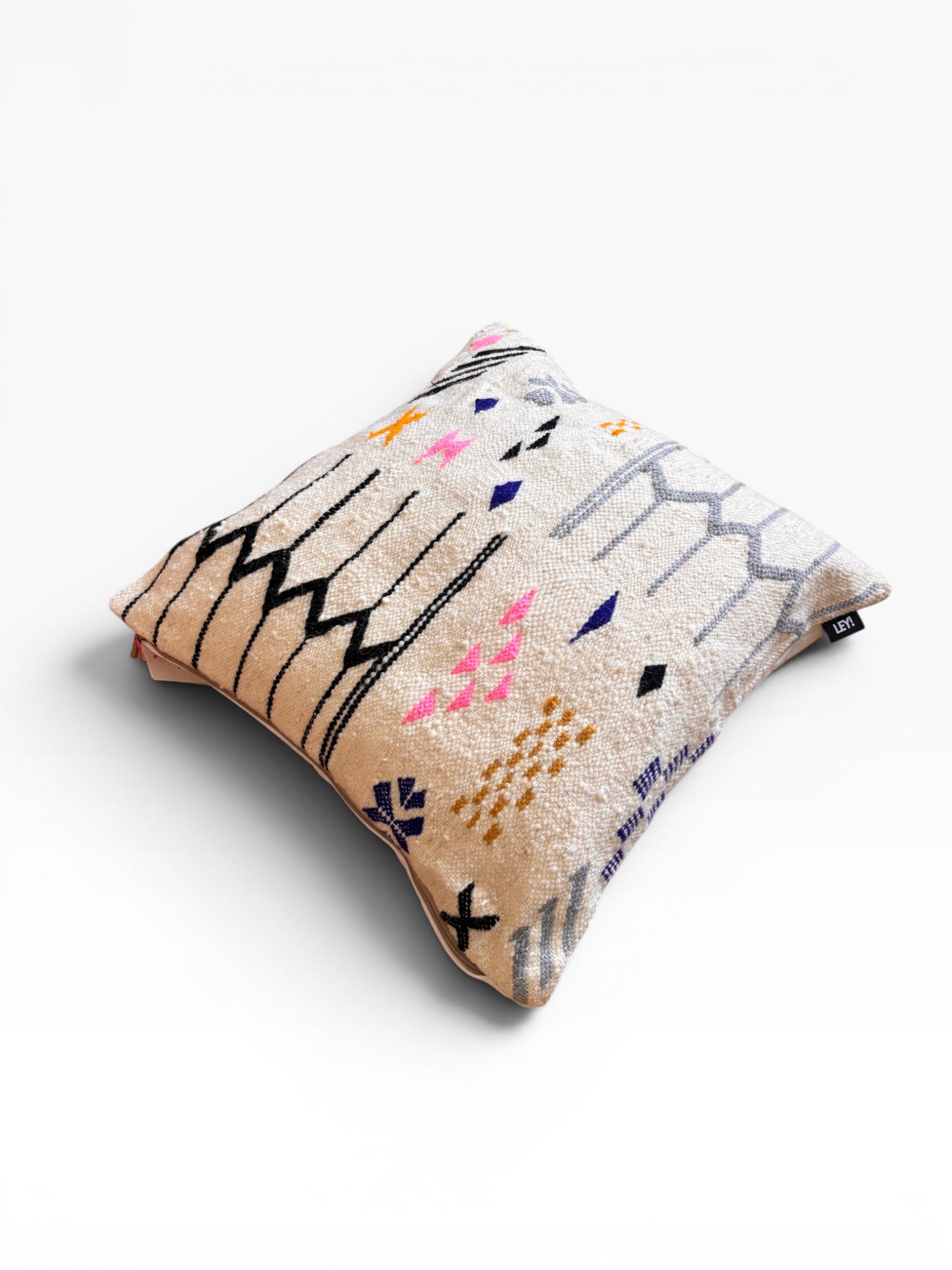 LEY! Kissen - Colorful Line 60x60 cm von LEY!, handgefertigt im Marrakesch-Stil mit bunten, abstrakten Mustern.
