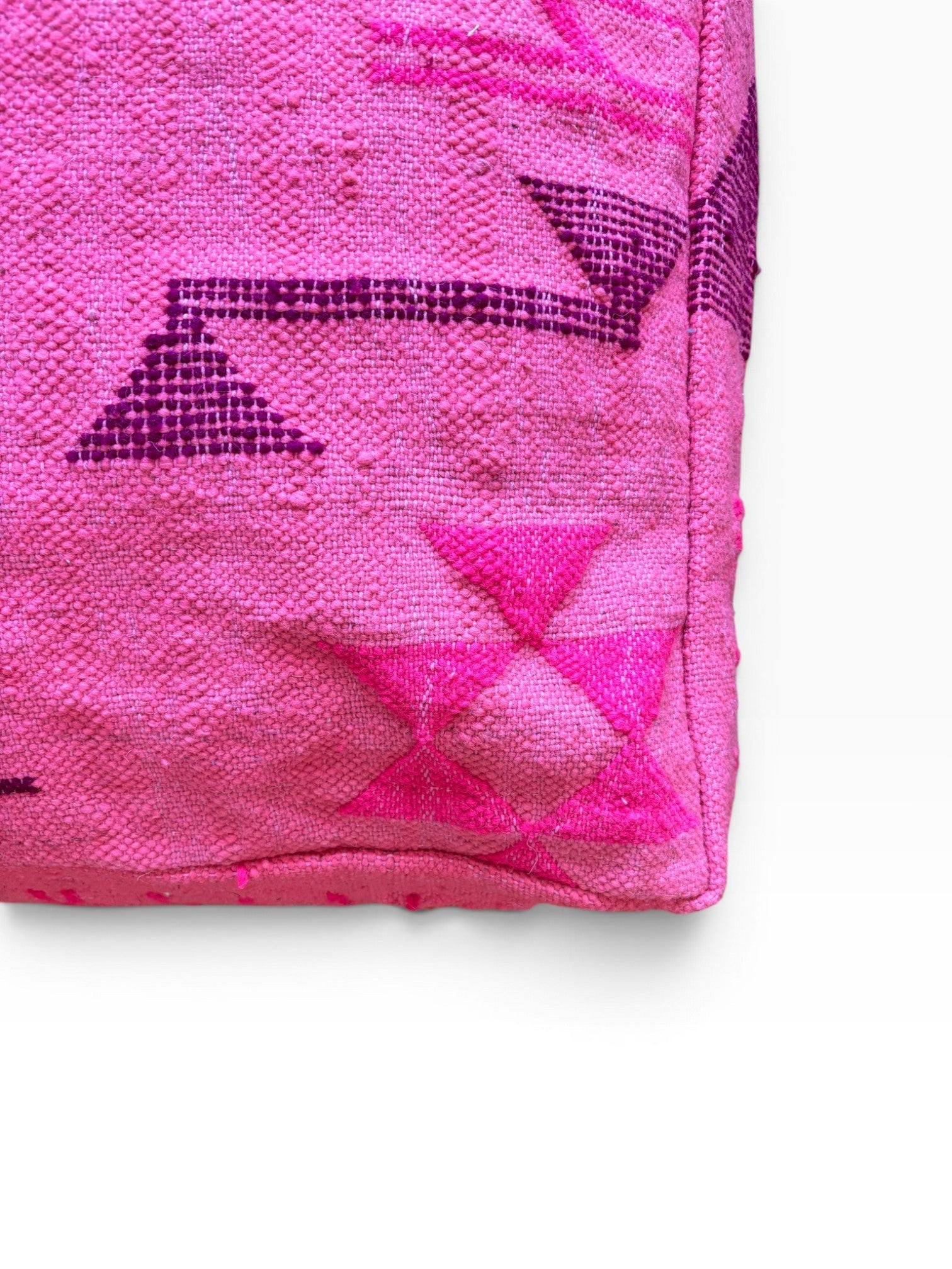 Nahaufnahme von LEY! Bodenkissen - Colorful Line - Pink Edition mit lila und rosa geometrischen Mustern auf Weiß.