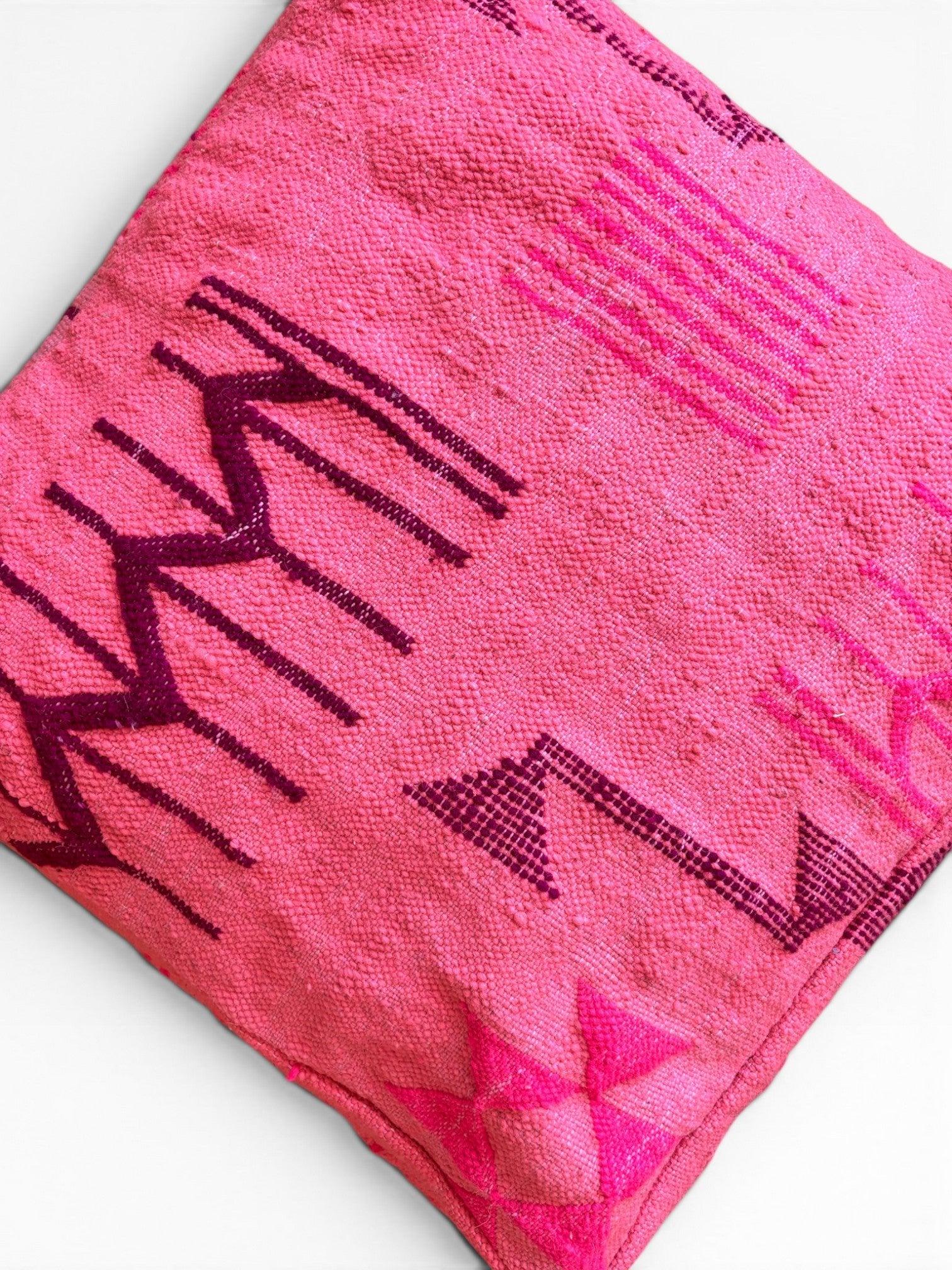 LEY! Bodenkissen - Colorful Line Pink Edition mit geometrischen und Pfeil-Mustern in hellen und leichten Rosatönen.