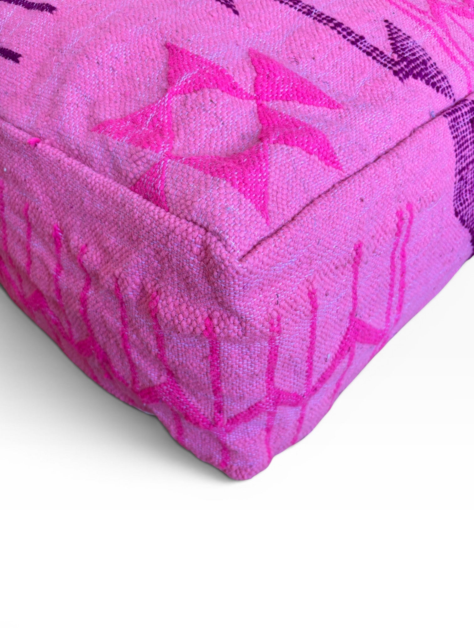 Nahaufnahme von LEY! Bodenkissen - Colorful Line - Pink Edition mit geometrischen Mustern in Lila und Magenta auf Weiß.
