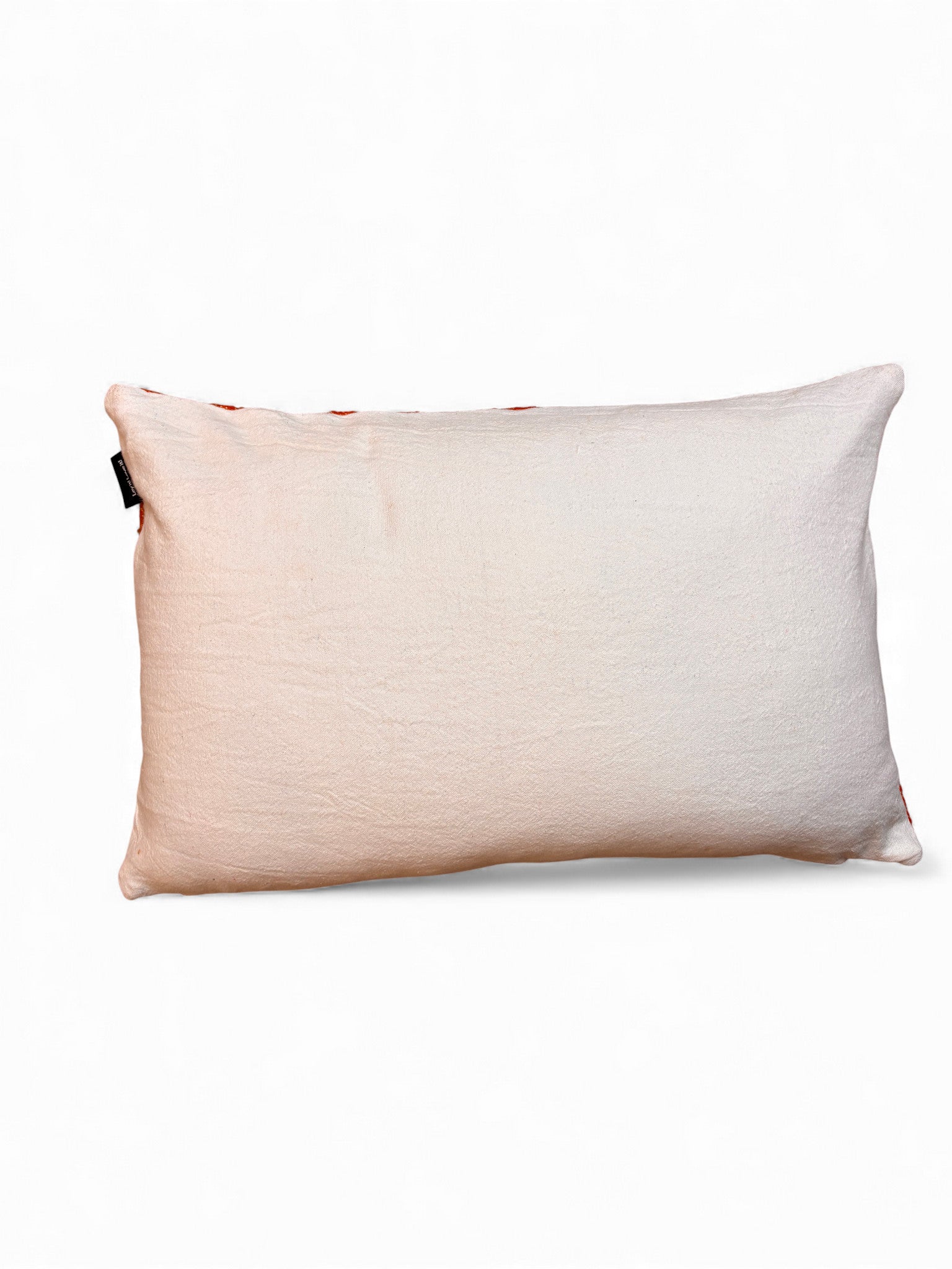 Das LEY! Kissen - Colorful Line - Mila Terracotta (40x60 cm) besteht aus einem strukturierten Terracotta-Stoff mit handgearbeiteten Marrakesch-Details und einem kleinen schwarzen Etikett auf der linken Seite, das vor einem schlichten weißen Hintergrund angebracht ist.