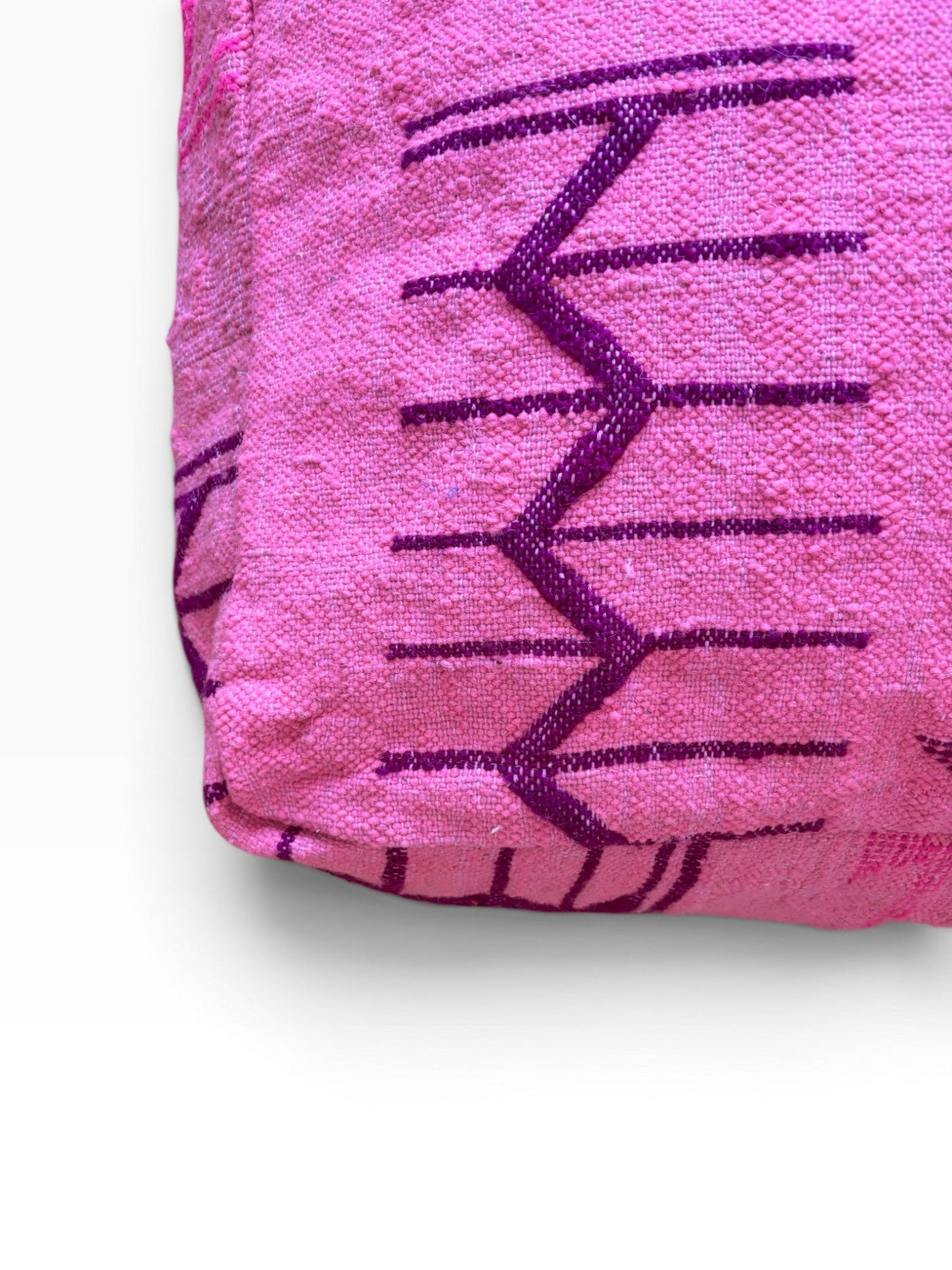 Eine Nahaufnahme von LEY! Bodenkissen - Colorful Line - Pink Edition Stoff mit rosa und lila Linien auf weiß.