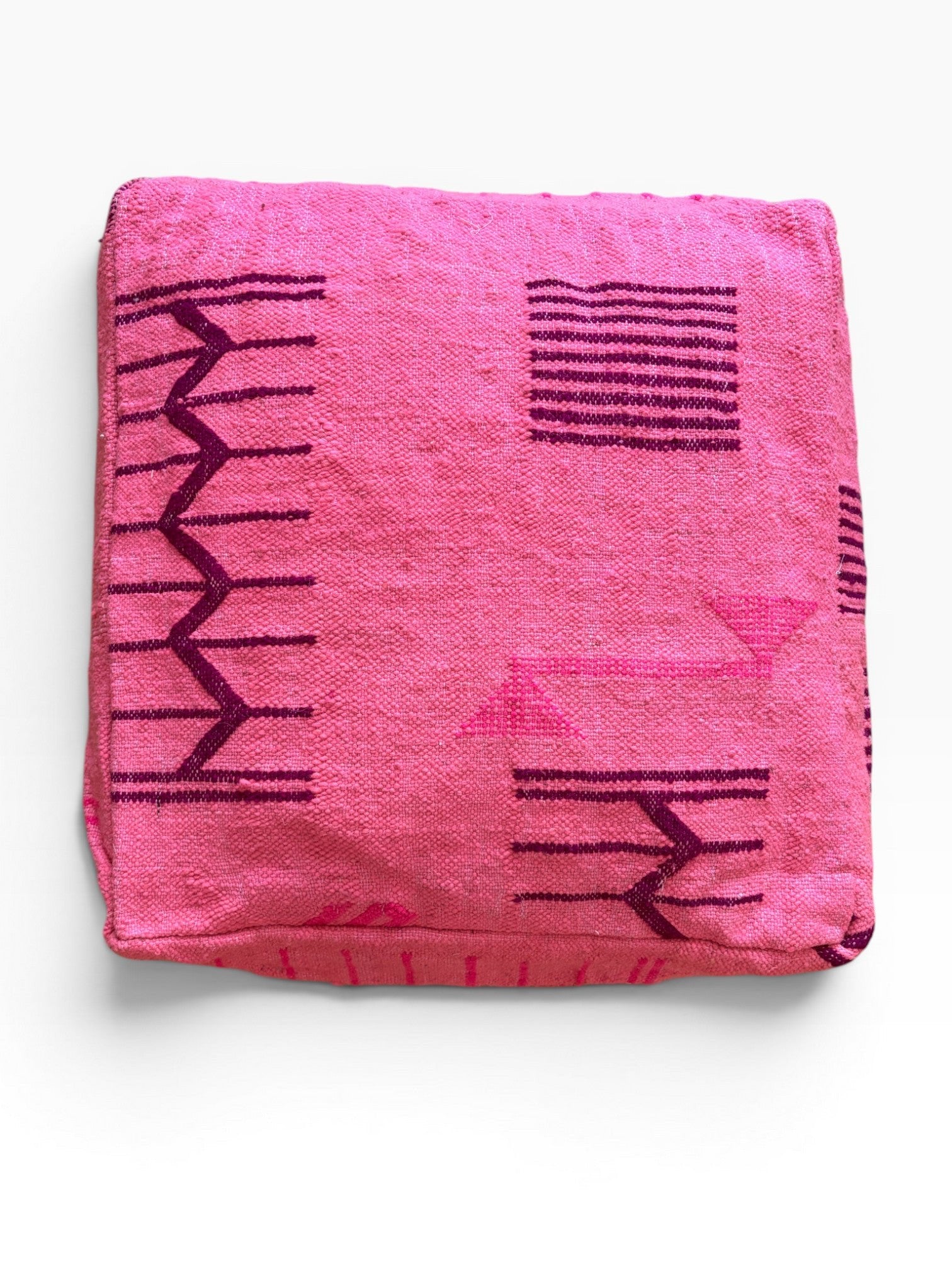 Das LEY! Bodenkissen - Colorful Line - Pink Edition ist ein quadratisches rosa Bodenkissen mit lila geometrischen und Pfeilmustern.
