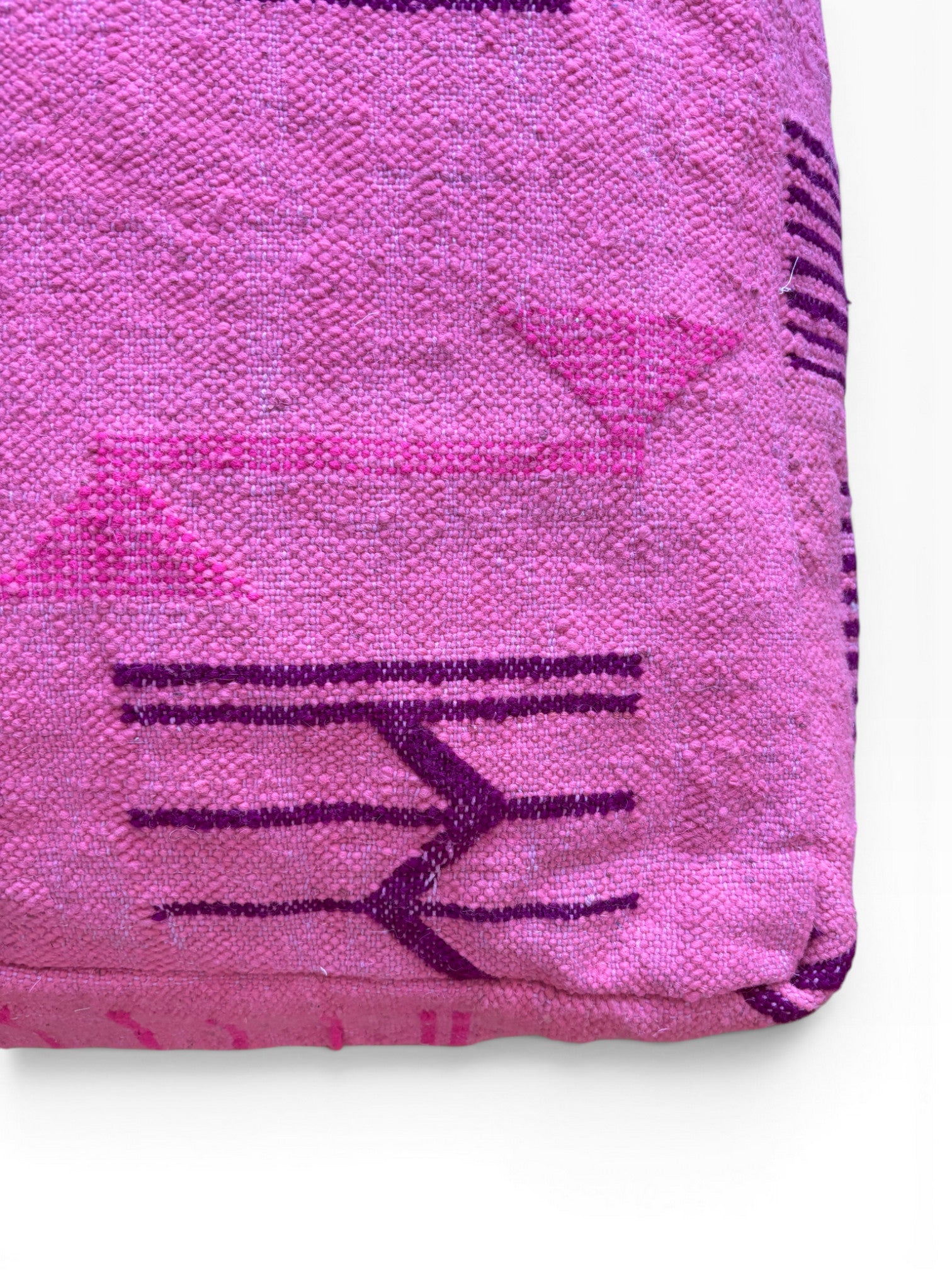 LEY! Bodenkissen - Colorful Line - Pink Edition, rosa Kissen mit lila Mustern, Boho-Stil, auf weißem Hintergrund.