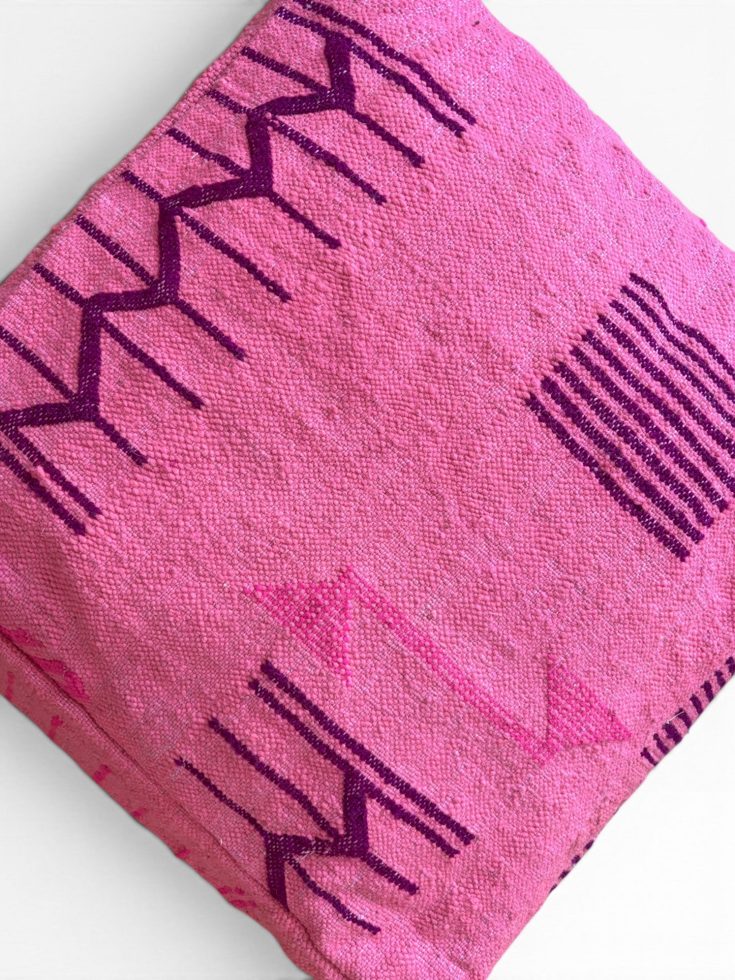 LEY! Bodenkissen - Colorful Line - Pink Edition: Quadratisches rosa Kissen mit dunkelvioletten geometrischen und Zickzack-Mustern.