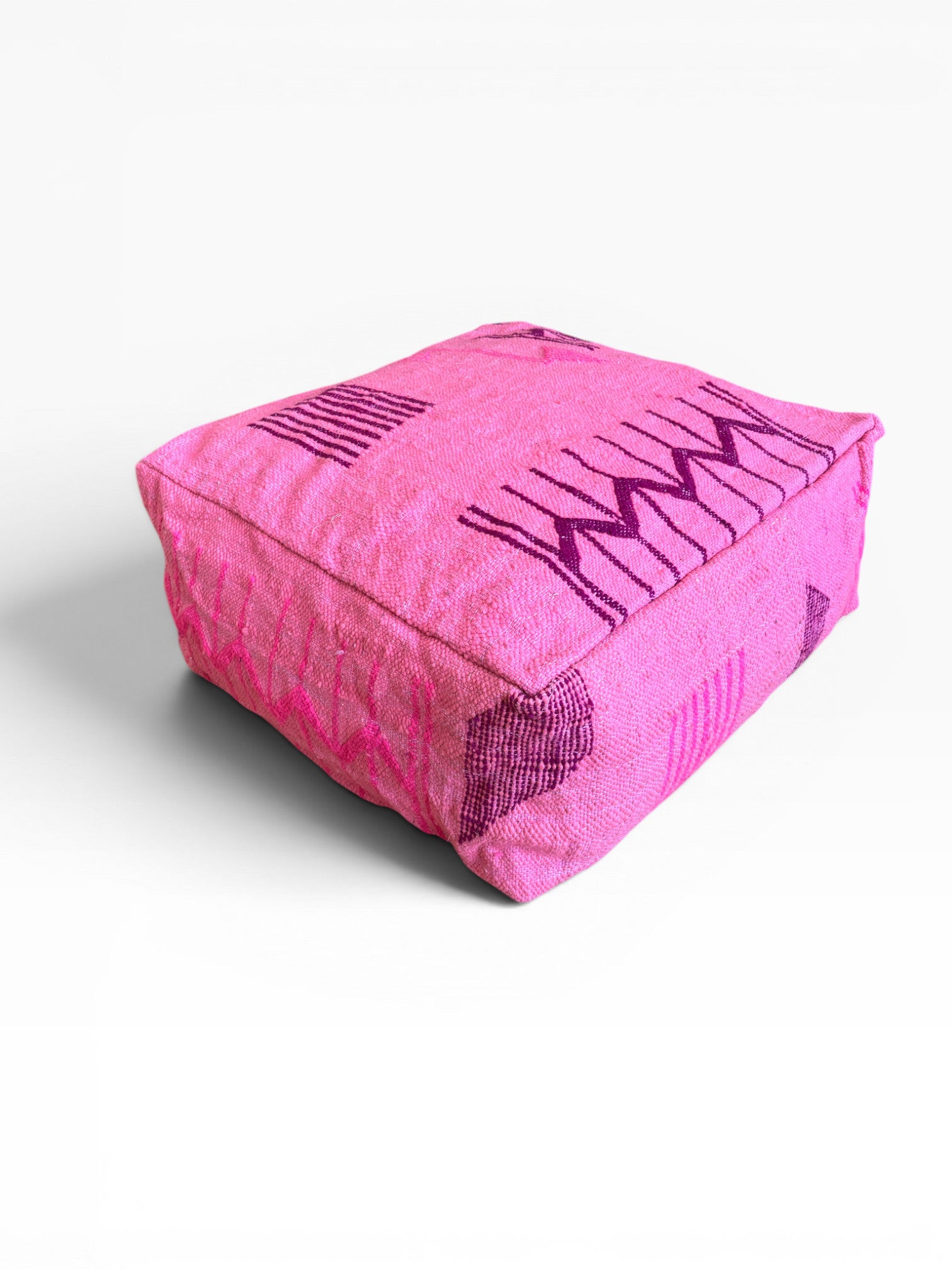 Das LEY! Bodenkissen - Colorful Line - Pink Edition, mit lila geometrischen Mustern auf weißem Hintergrund.