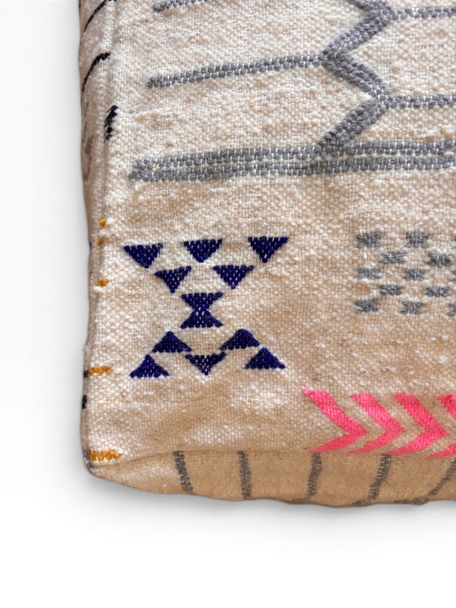 LEY! Bodenkissen - Colorful Line - Lima aus beigem Stoff mit geometrischen Mustern in Marine, Rosa, Grau und Gelb, die schräg gezeigt werden.