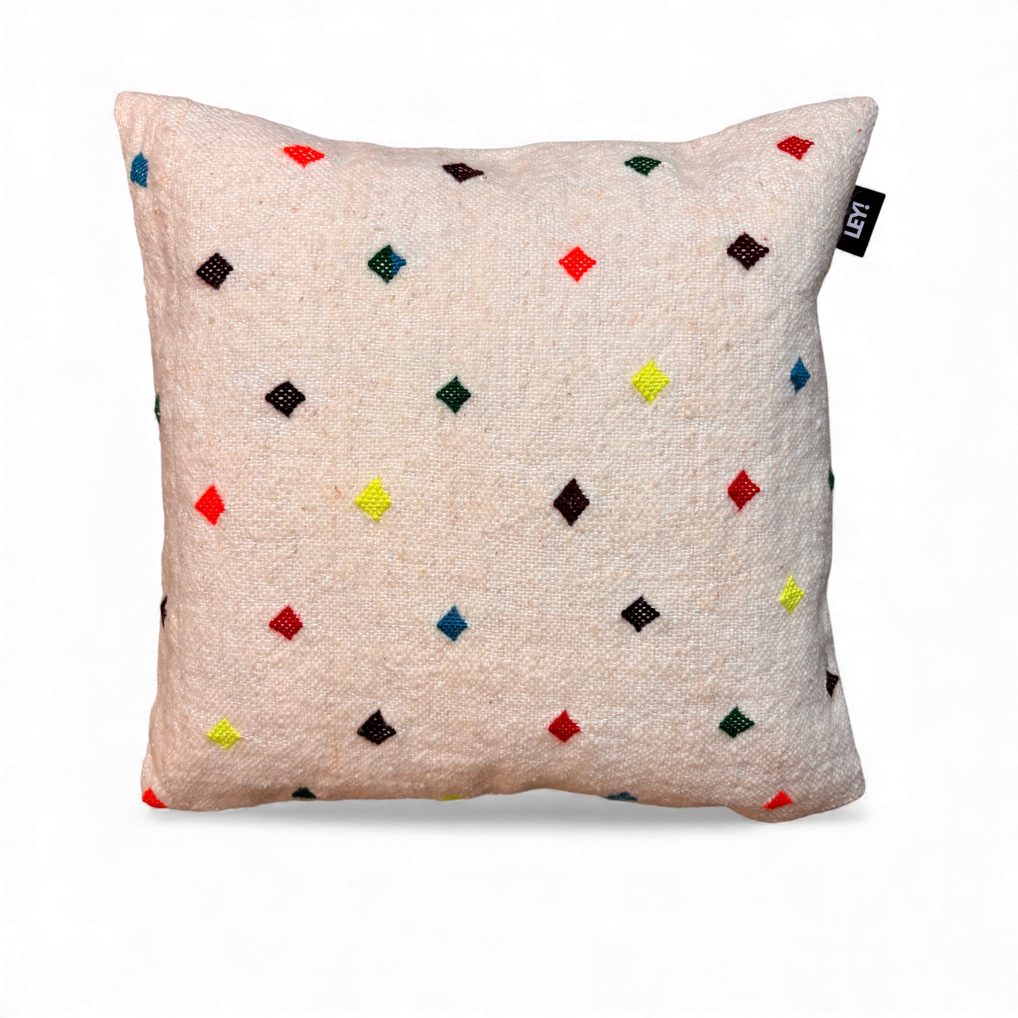 Das LEY! Kissen - Colorful Line - Gepunktet (50x50) ist ein quadratisches, beigefarbenes Kissen im Marrakesch Handarbeit-Stil aus Schurwolle mit strukturiertem Stoff mit lebhaften Rautenmustern und einem schwarzen Seitenanhänger.
