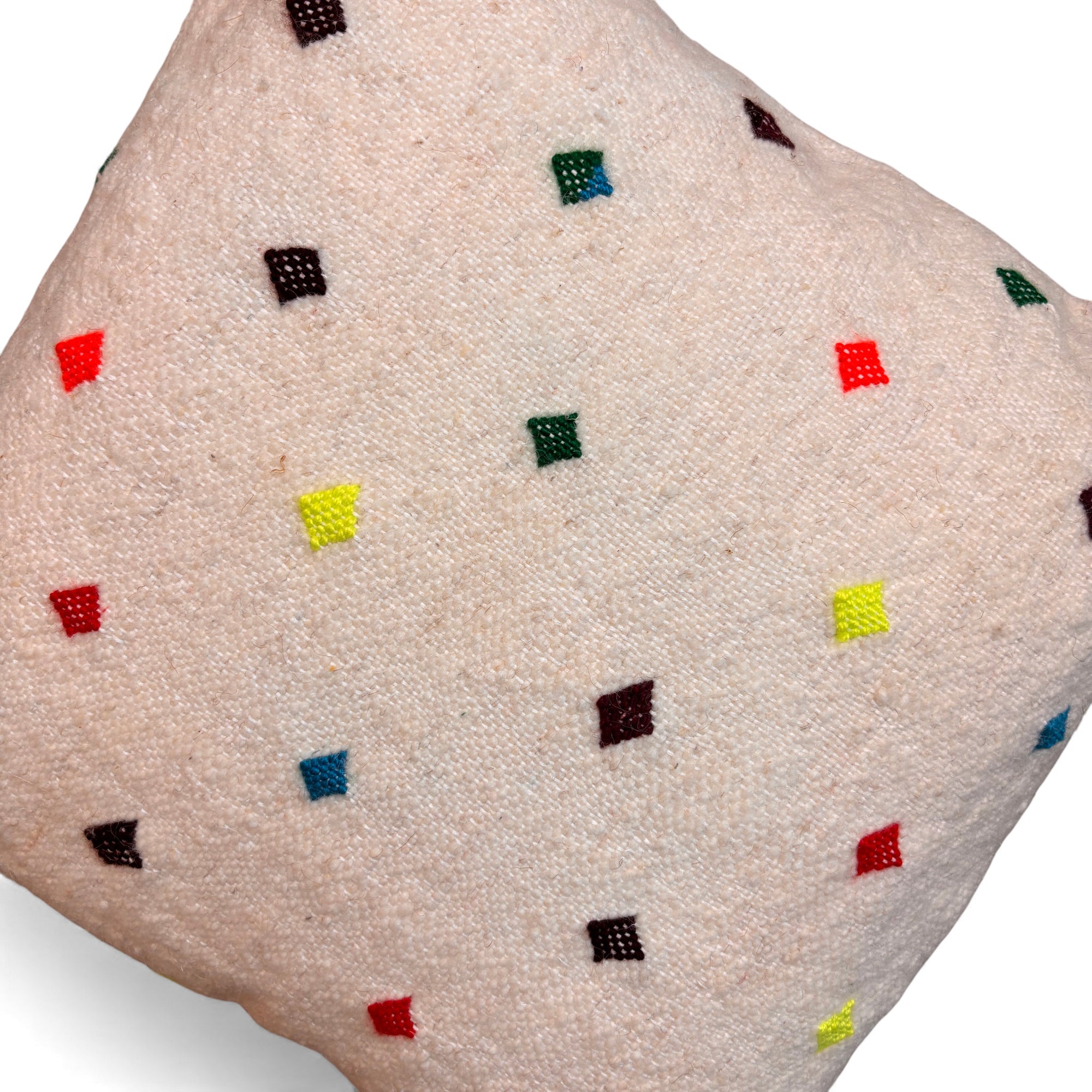 Das Kissen - Colorful Line - Gepunktet von LEY! (50x50cm) besteht aus einem beigen Untergrund mit kleinen, bunten gestickten Quadraten - rot, gelb, grün, blau und braun - für einen einzigartigen Touch.