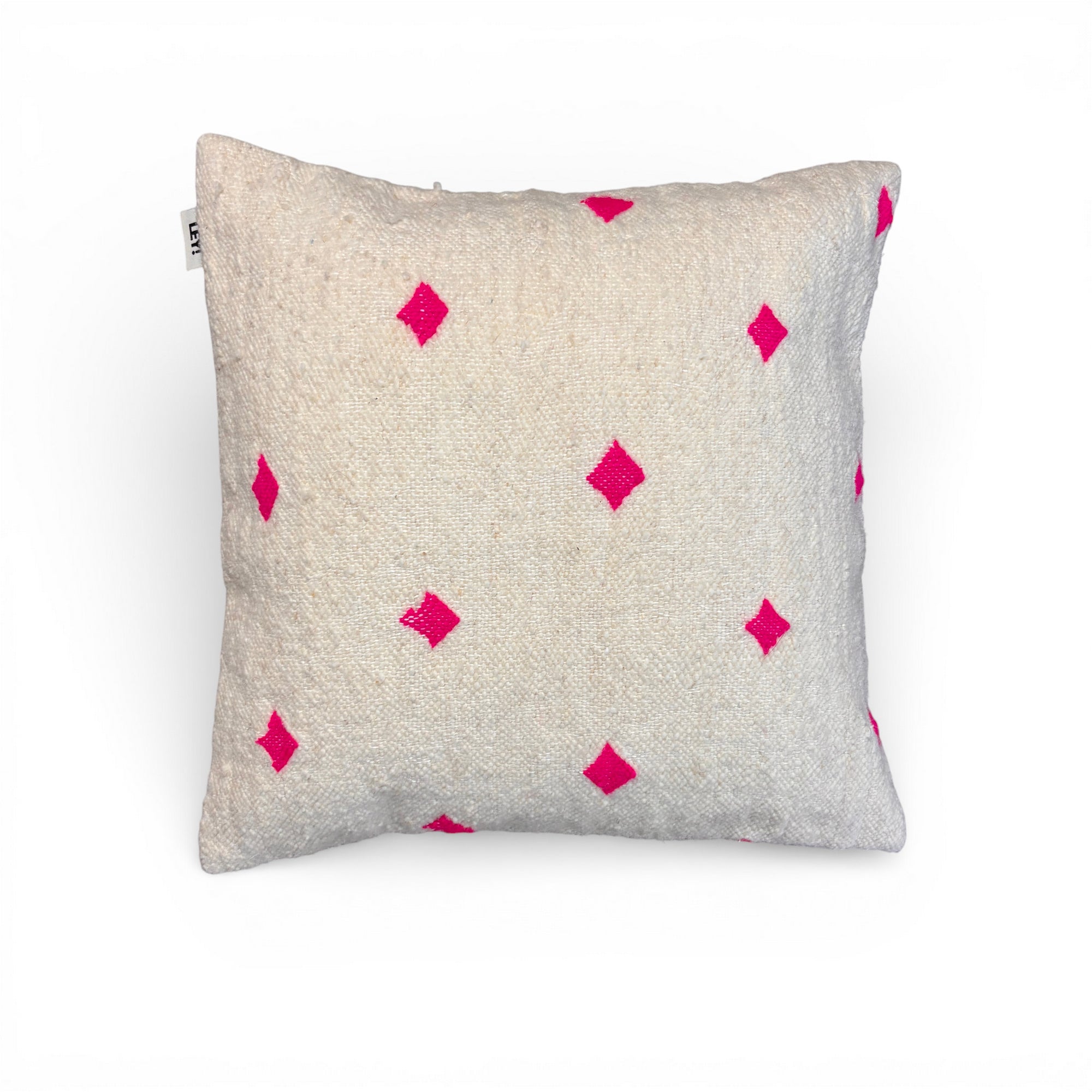 Das LEY! Kissen - Mona Pink - 50 x 50 ist ein handgefertigtes, quadratisches, weißes Kissen mit leuchtend rosafarbenen Rautenmustern im Marrakesch-Stil, die auf einem schlichten weißen Hintergrund abgebildet sind.