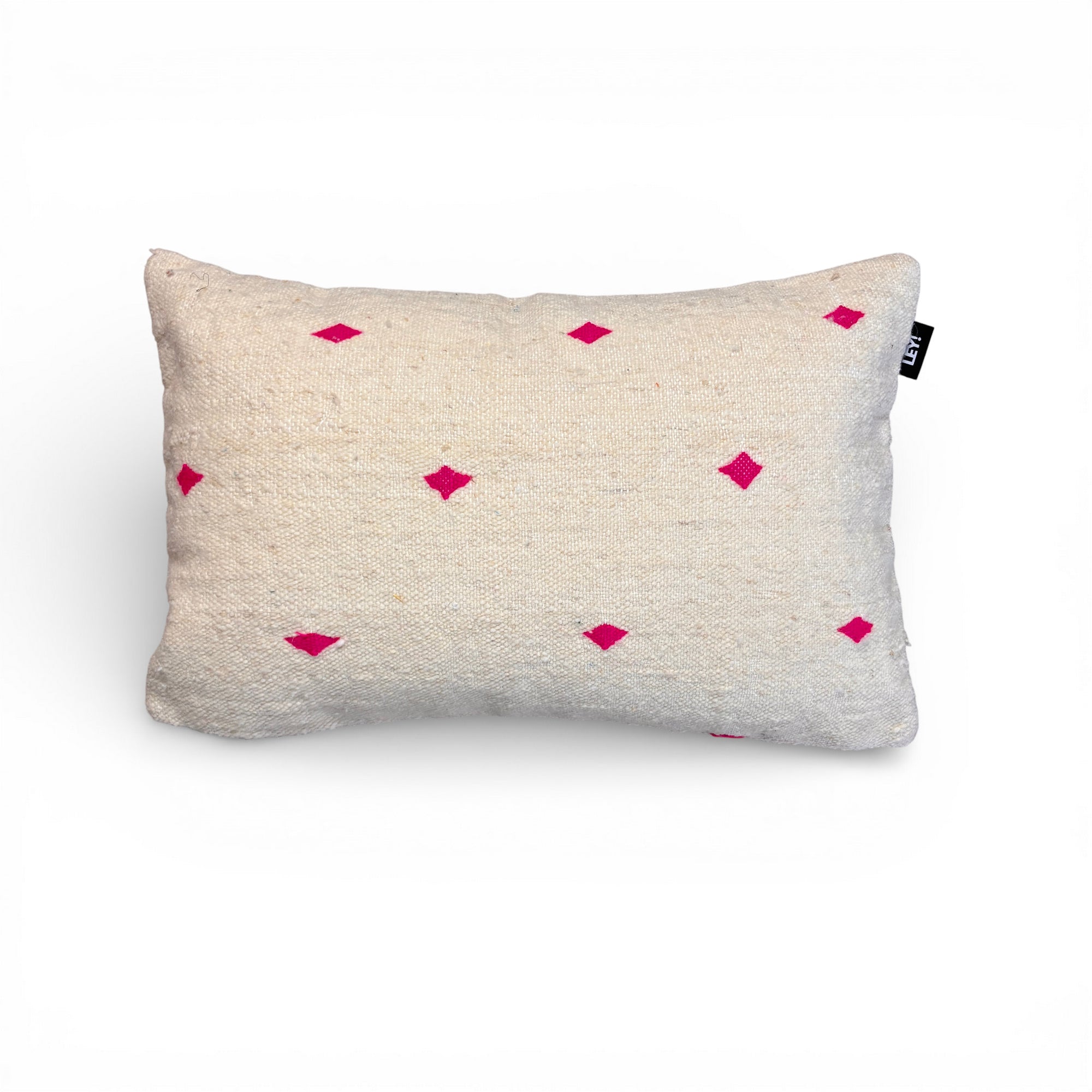Ein cremefarbenes, rechteckiges Kissen - Classic Line - Mona Pink - 40 x 60 von LEY! hat einen strukturierten Stoff mit kleinen, pinkfarbenen Rauten, Details von Handarbeit Marrakesch und ein schwarzes Etikett an der rechten Naht für einen einzigartigen Touch.