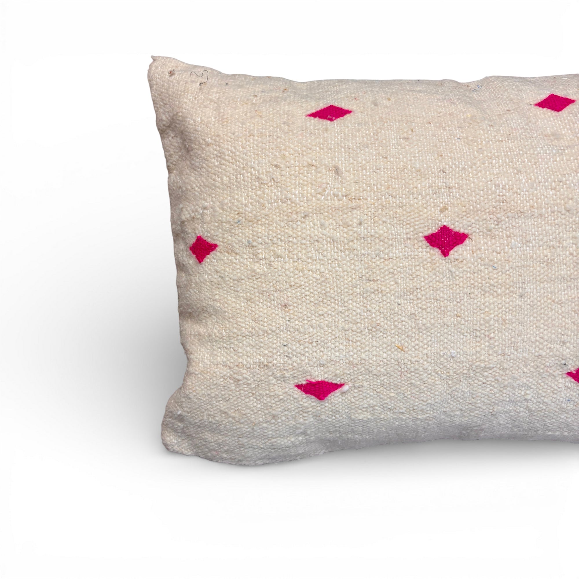 Das LEY! Kissen - Classic Line - Mona Pink (40 x 60) hat einen handgefertigten beigen Schurwolle-Bezug mit pinken Rautenmuster und strukturierter Oberfläche, rechteckig, abgebildet auf weißem Hintergrund.