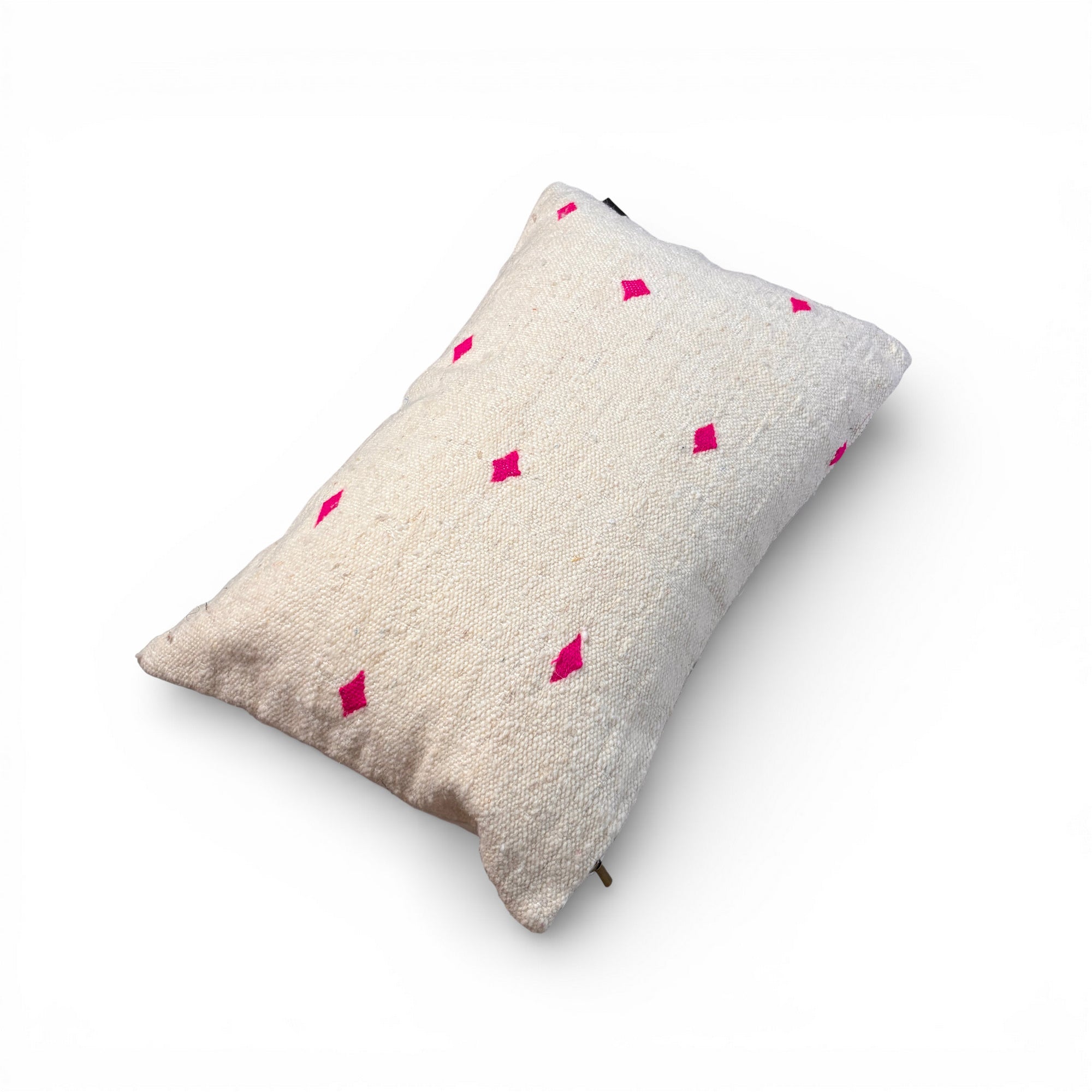 Ein rechteckiges beiges LEY! Kissen - Classic Line - Mona Pink (40x60cm) aus strukturiertem Stoff mit leuchtend rosa Rautenmustern steht auf einem weißen Hintergrund.