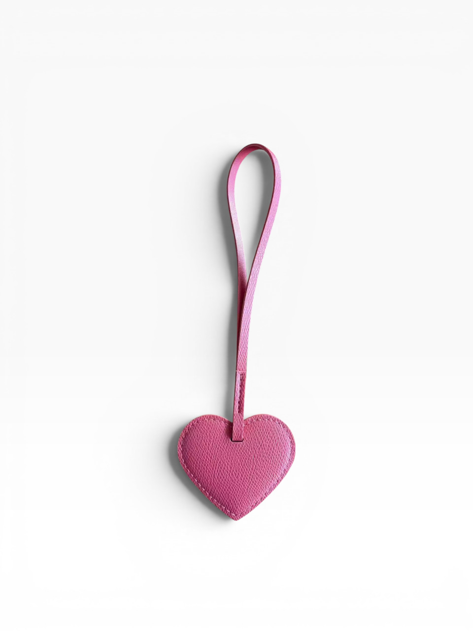 Der LEY! Taschenanhänger – Love Loop – Rosa ist ein schicker, rosa Herz-Anhänger mit Band, der perfekt zu jeder Tasche passt.