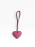 Der LEY! Taschenanhänger – Love Loop – Rosa ist ein schicker, rosa Herz-Anhänger mit Band, der perfekt zu jeder Tasche passt.