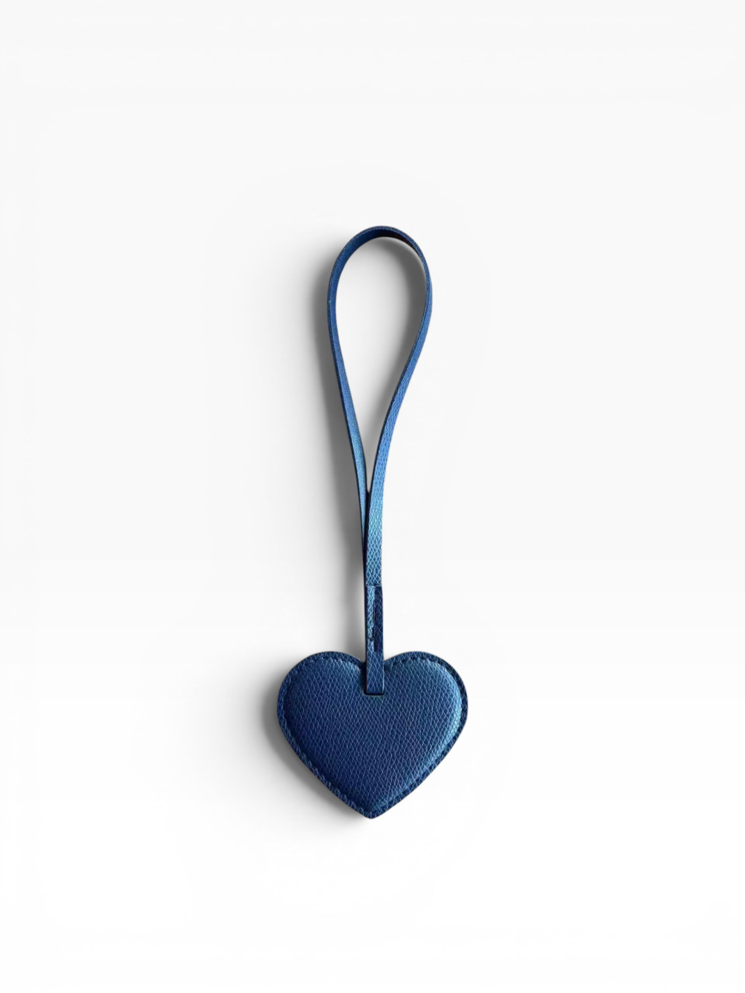 A LEY! Taschenanhänger – Love Loop – Nachtblau, herzförmig mit Schlaufe, abgebildet auf weißem Hintergrund.
