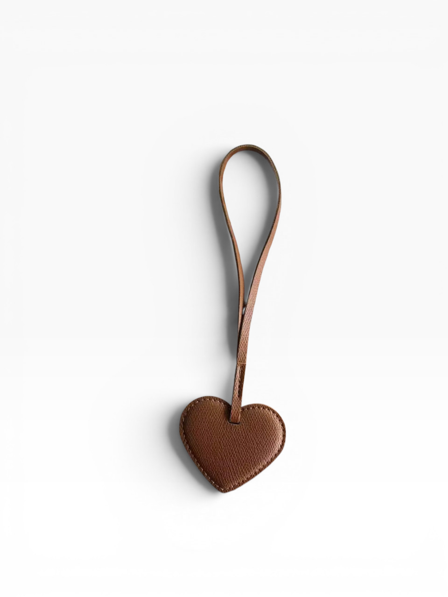 LEY! Taschenanhänger – Love Loop – Cognacfarbener Schlüsselanhänger mit Schlaufe, abgebildet auf weißem Hintergrund.