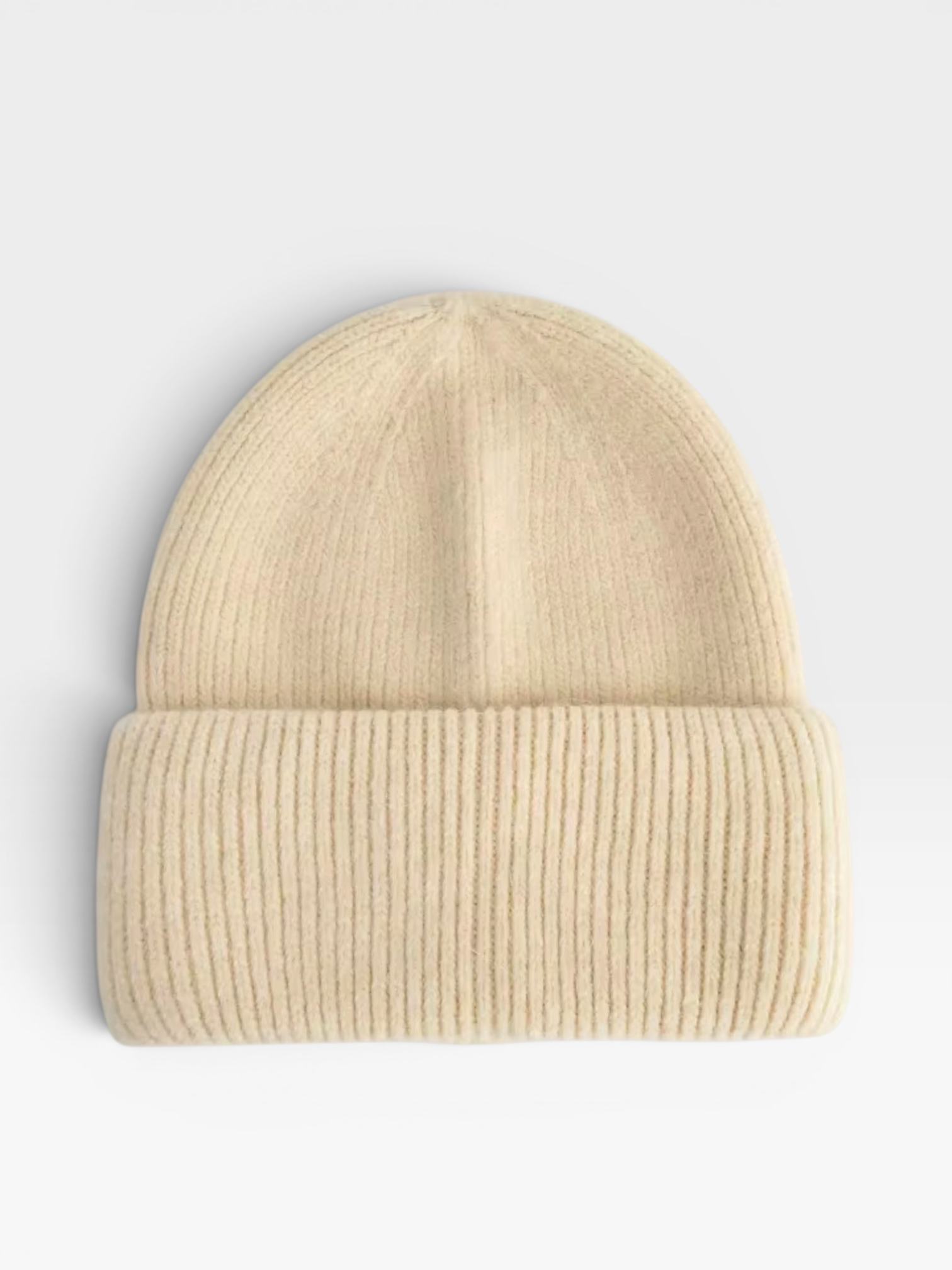 LEY! „Saha“ – Unisex-Mütze aus rosa Rippstrick mit umgeschlagenem Rand, abgebildet vor einem schlichten weißen Hintergrund.