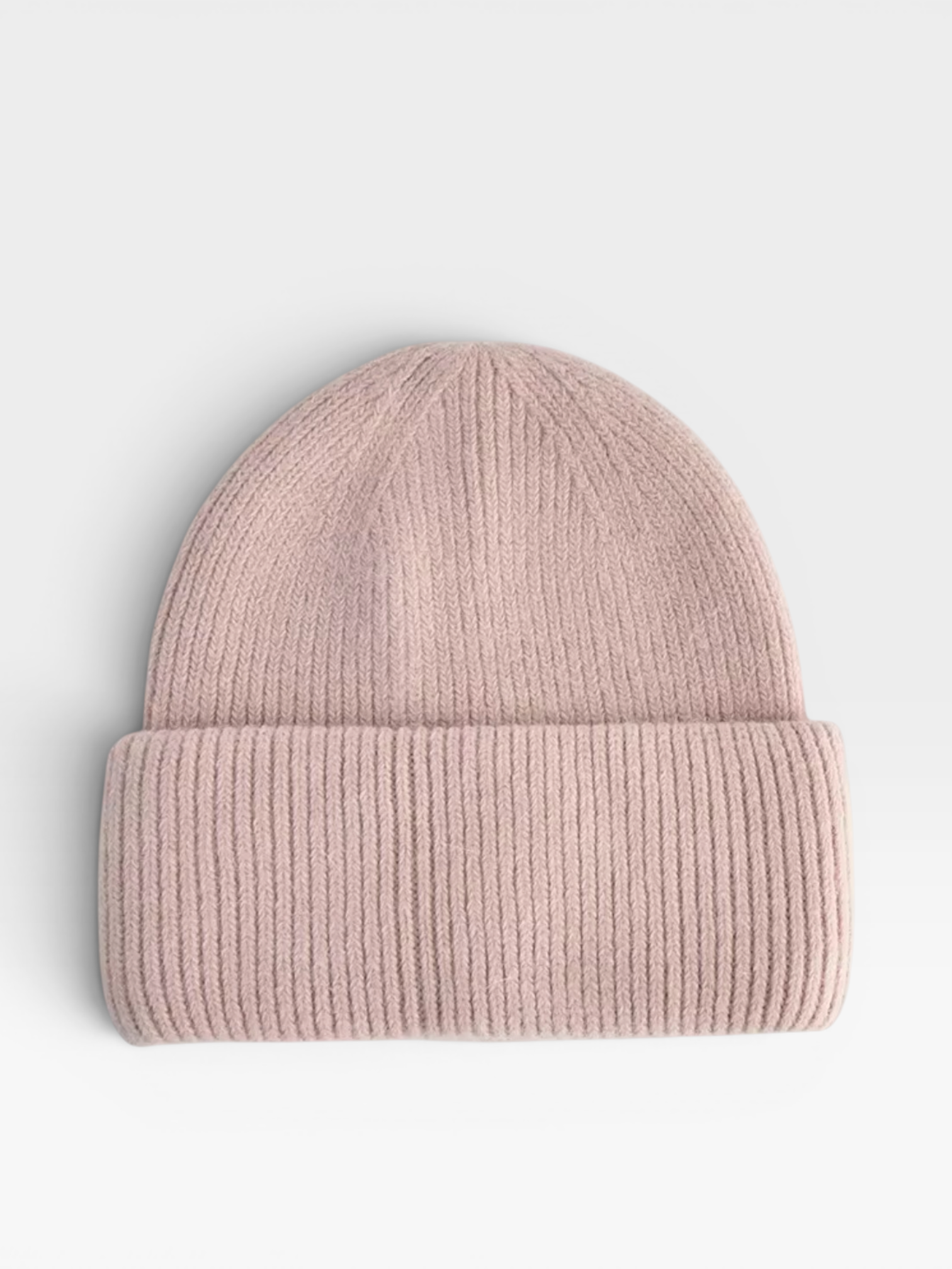 Die LEY! „Saha“-Mütze in Pastellgrün, im Unisex-Rippstrick-Stil mit umgeschlagenem Rand, abgebildet auf weißem Hintergrund.