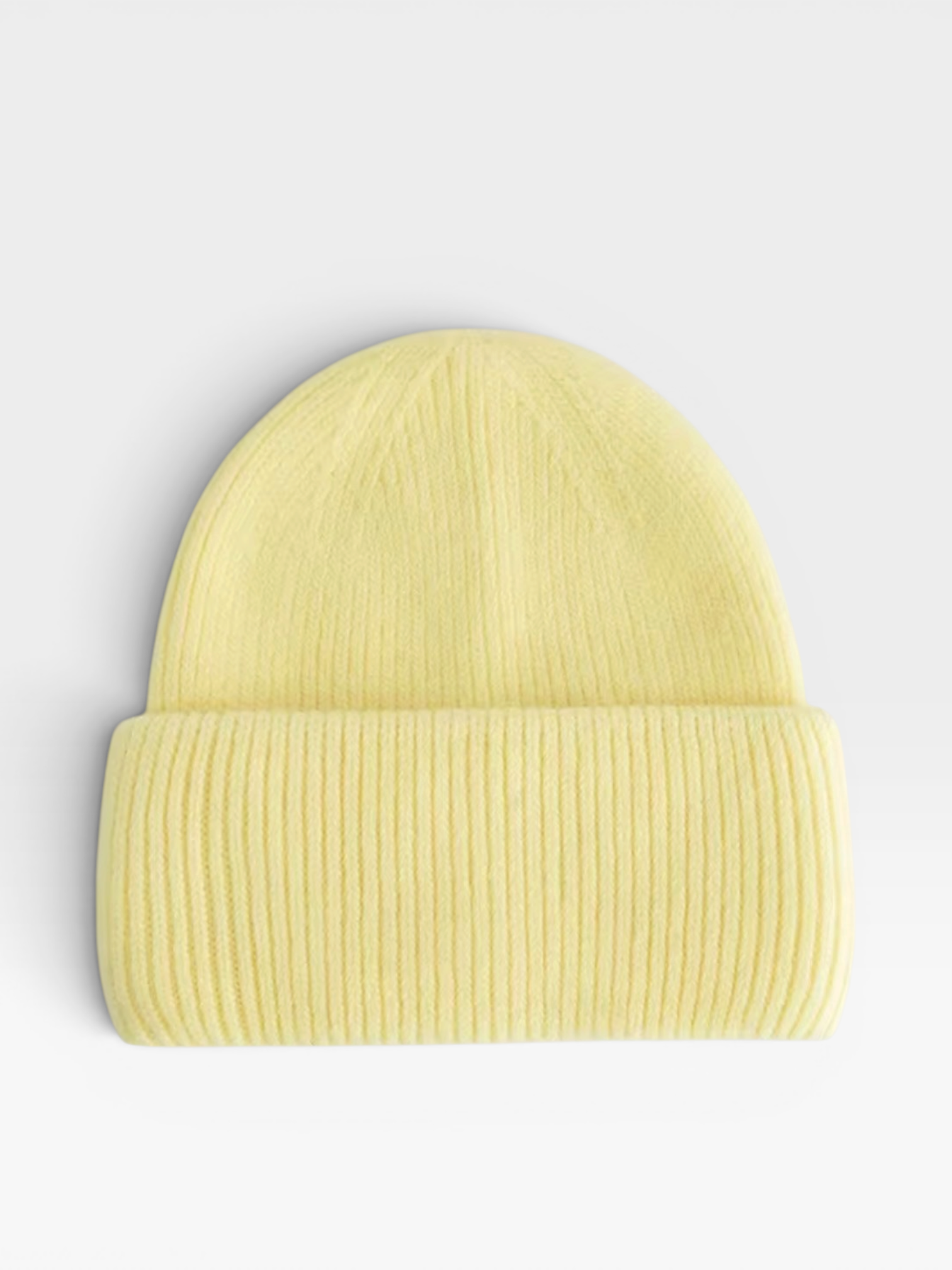 LEY! Wollmütze „Saha“ in Lila, Unisex-Strickmütze mit Umschlag, auf weißem Hintergrund.