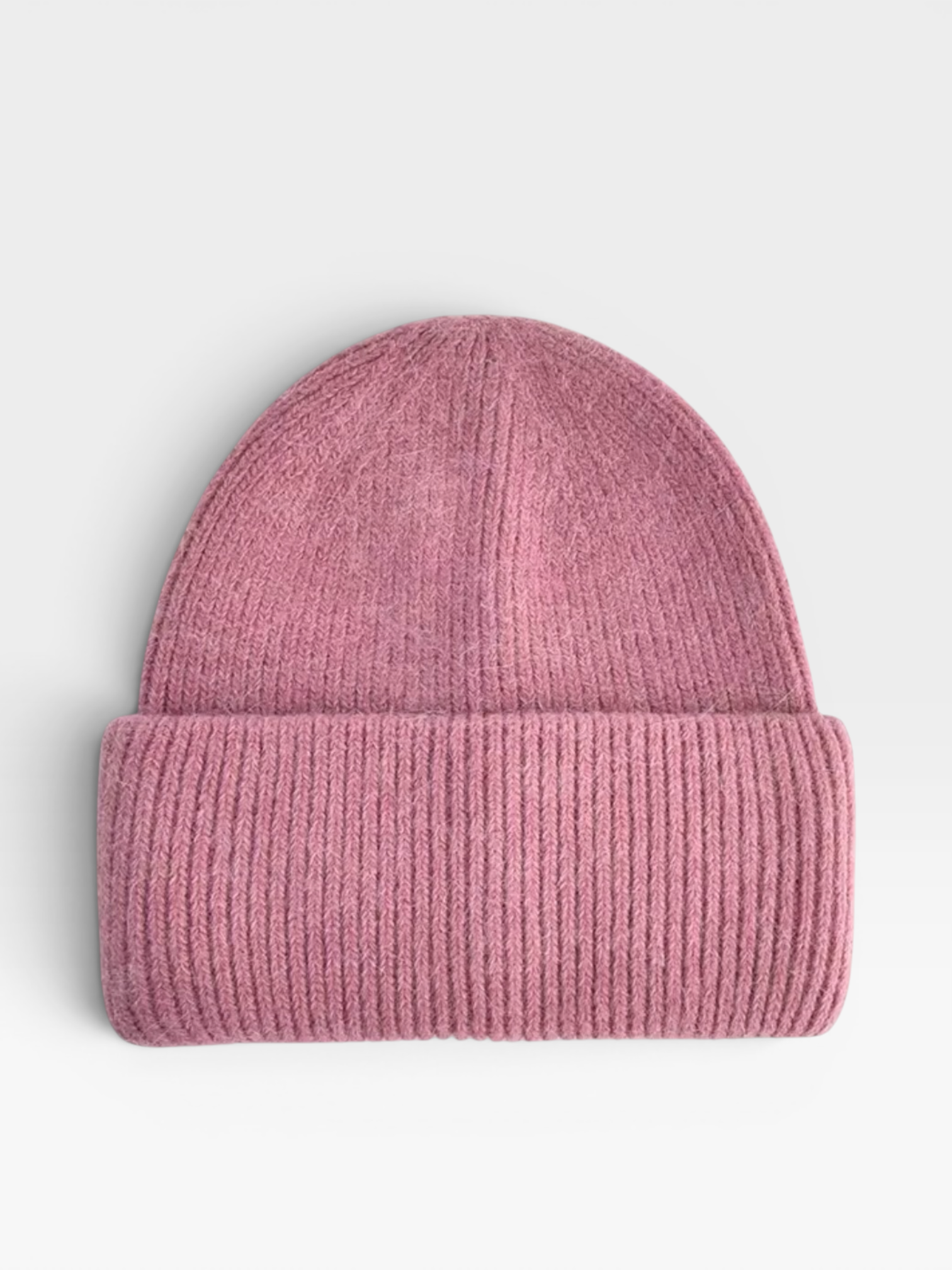 LEY! Wollmütze „Saha“ in Rosa, unisex mit umgeschlagenem Rand, flach auf weißem Hintergrund präsentiert.
