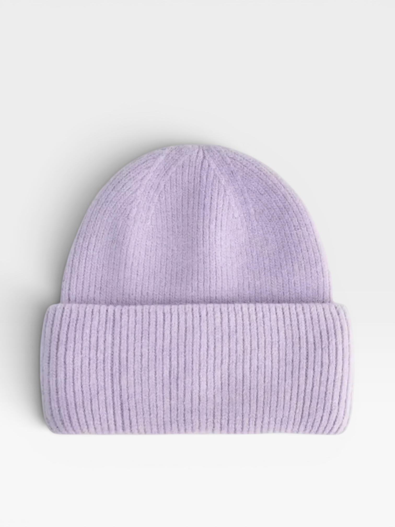 Eine hellviolette LEY! Wollmütze „Saha“ (Unisex) mit umgeschlagenem Rand, flach auf einem weißen Hintergrund liegend.