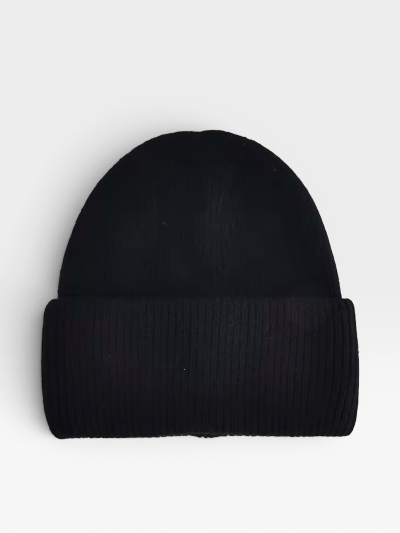 Die LEY! Wollmütze „Saha“ in Schwarz ist eine schlichte, schwarze Unisex-Mütze mit umgeschlagenem Rand von LEY!.