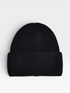 Die LEY! Wollmütze „Saha“ in Schwarz ist eine schlichte, schwarze Unisex-Mütze mit umgeschlagenem Rand von LEY!.