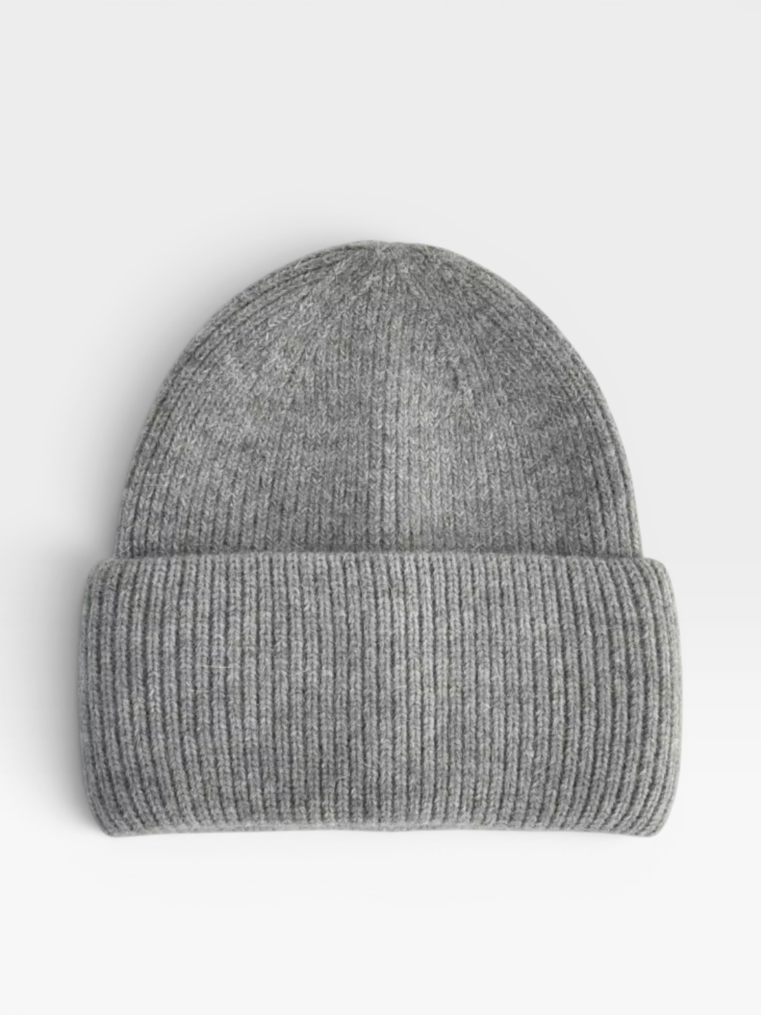 LEY! Wollmütze „Saha“ in Beige, Unisex-Mütze aus Rippstrick mit umgeschlagenem Rand, von LEY! auf weißem Hintergrund.