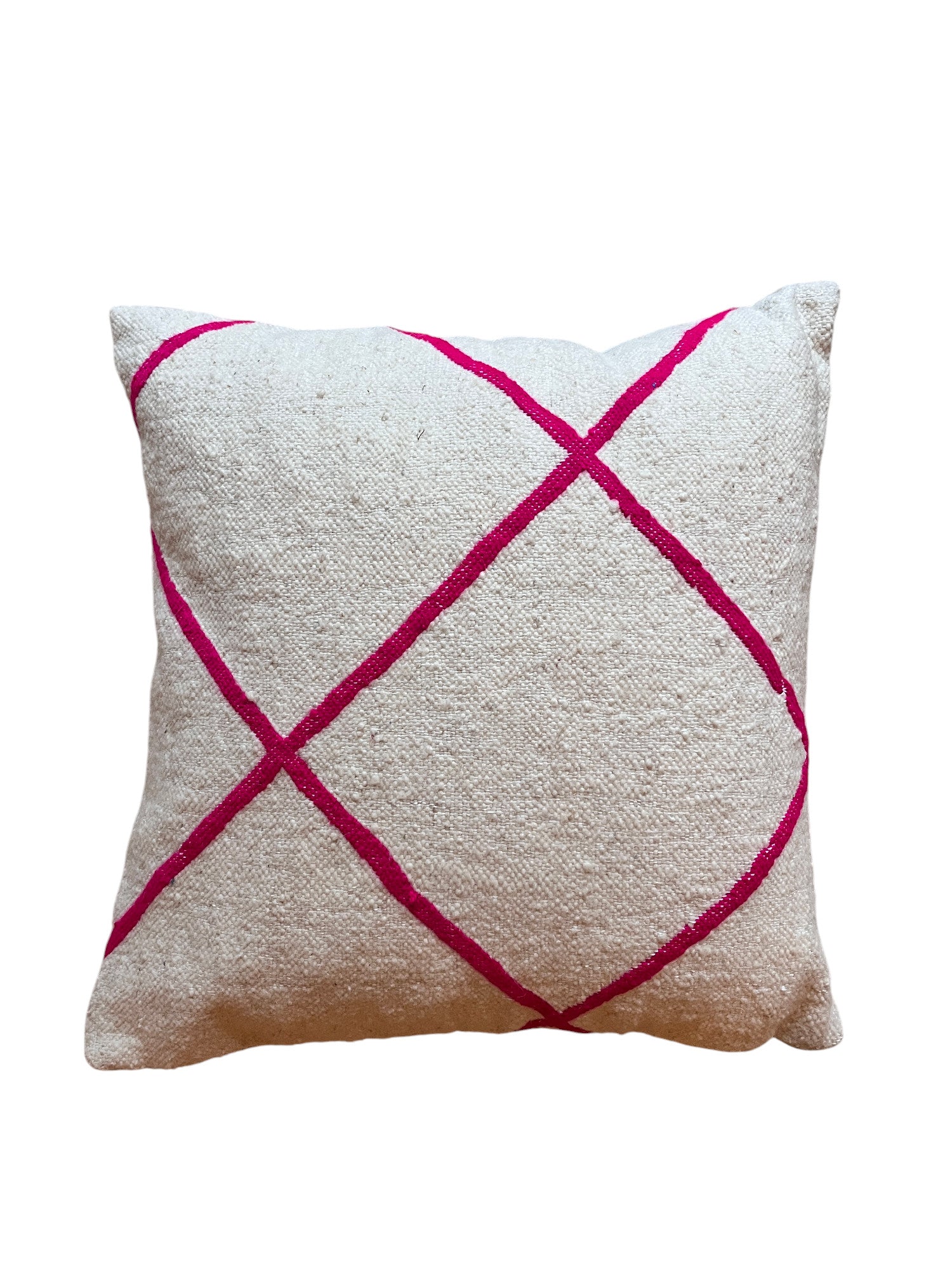 Das Kissen - Mina 60x60 von LEY! ist ein handgefertigter, quadratischer, cremefarbener Kissenbezug mit strukturiertem Stoff und zwei sich kreuzenden magentafarbenen diagonalen Linien in einem X-Muster auf der Vorderseite.