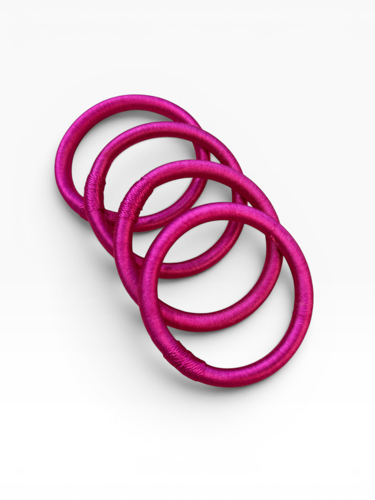 Drei rosa Armreifen – Minama von LEY!, ideal als kleines Geschenk oder in Kombination mit marokkanischen Armreifen, auf weißem Hintergrund.