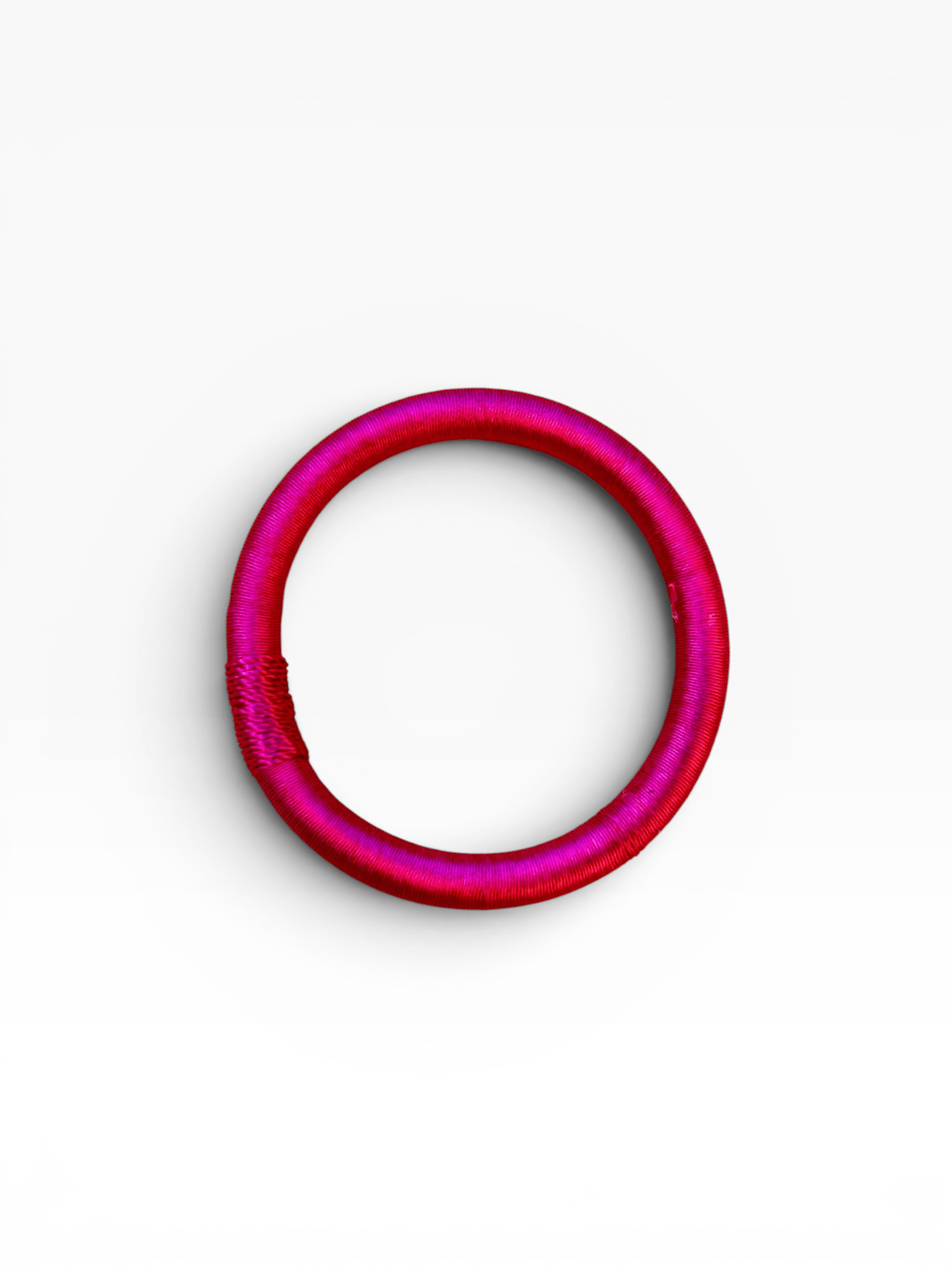 Der LEY! Armreif – Minama – in Rosa, rund und handgefertigt, präsentiert sich stilvoll vor weißem Hintergrund.