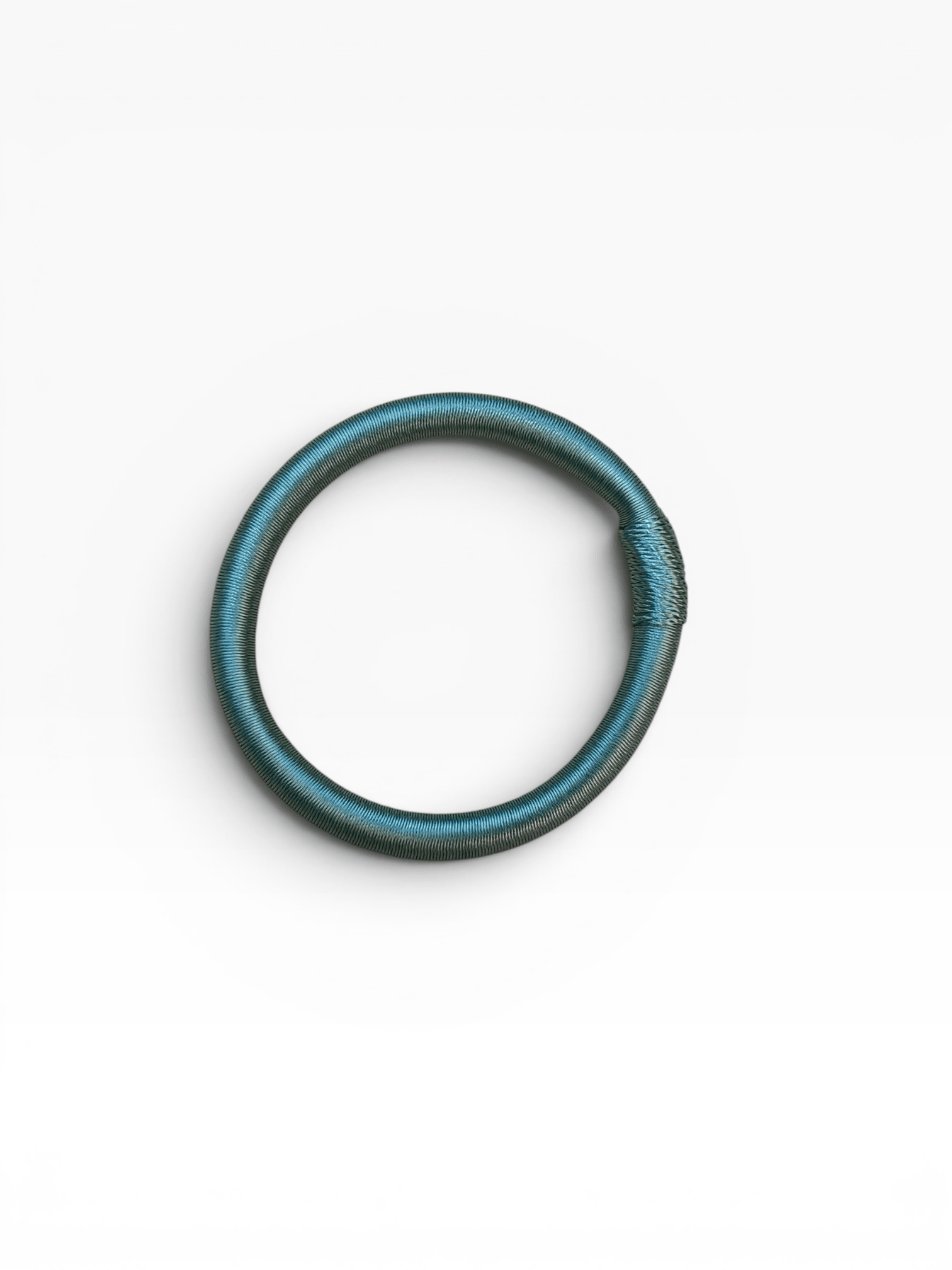 LEY! Armreif – Minama – mint: Ein metallisch schimmerndes Armband in Blaugrün mit einer leichten Lücke, abgebildet auf weißem Hintergrund.