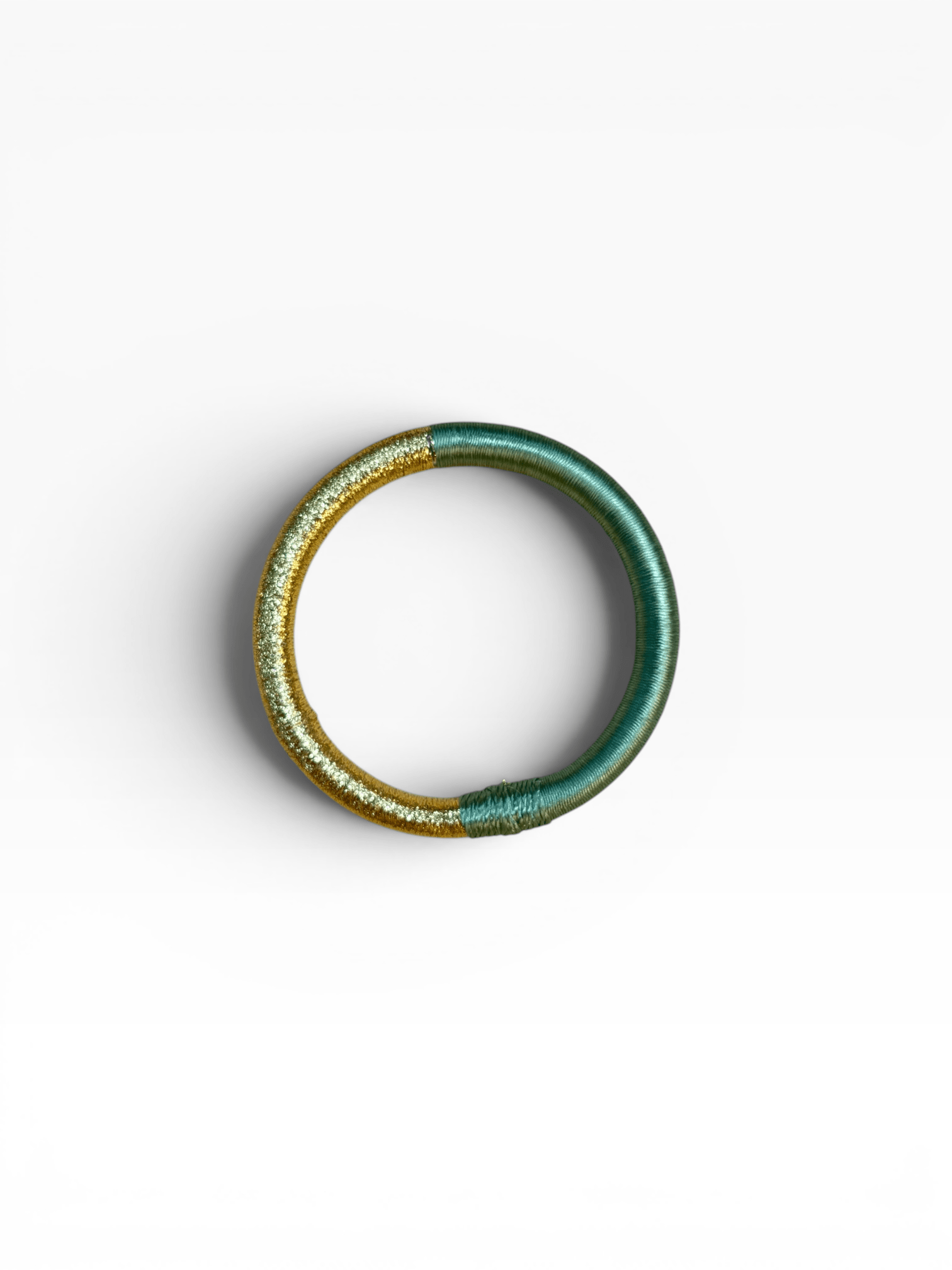 Armreif – Mirama – Salbei-Gold von LEY!, handgefertigt, ideales Geschenk, schlicht präsentiert auf weißem Hintergrund.