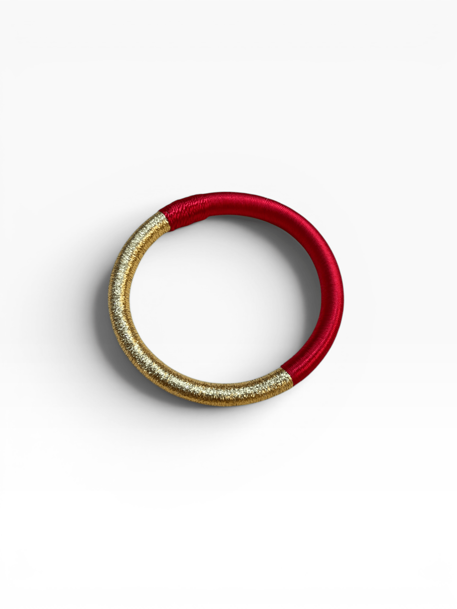 LEY! Armreif – Mirama: Handgefertigt, rot-gold. Marokkanischer Stil – ein einzigartiges Geschenk auf Weiß.