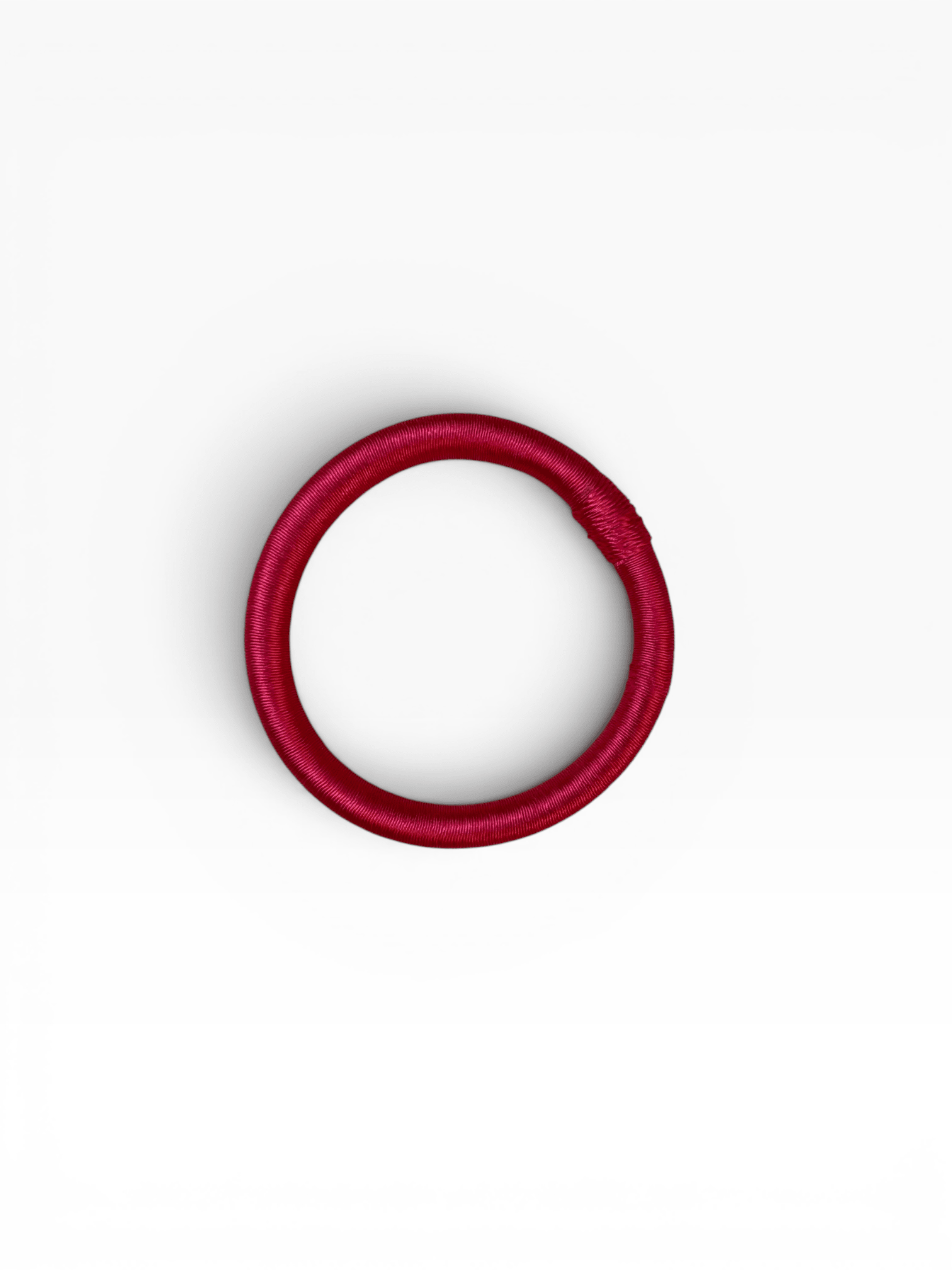 Ein einzelner rosa Minama-Armreif von LEY! ist kreisförmig vor einem schlichten weißen Hintergrund abgebildet.