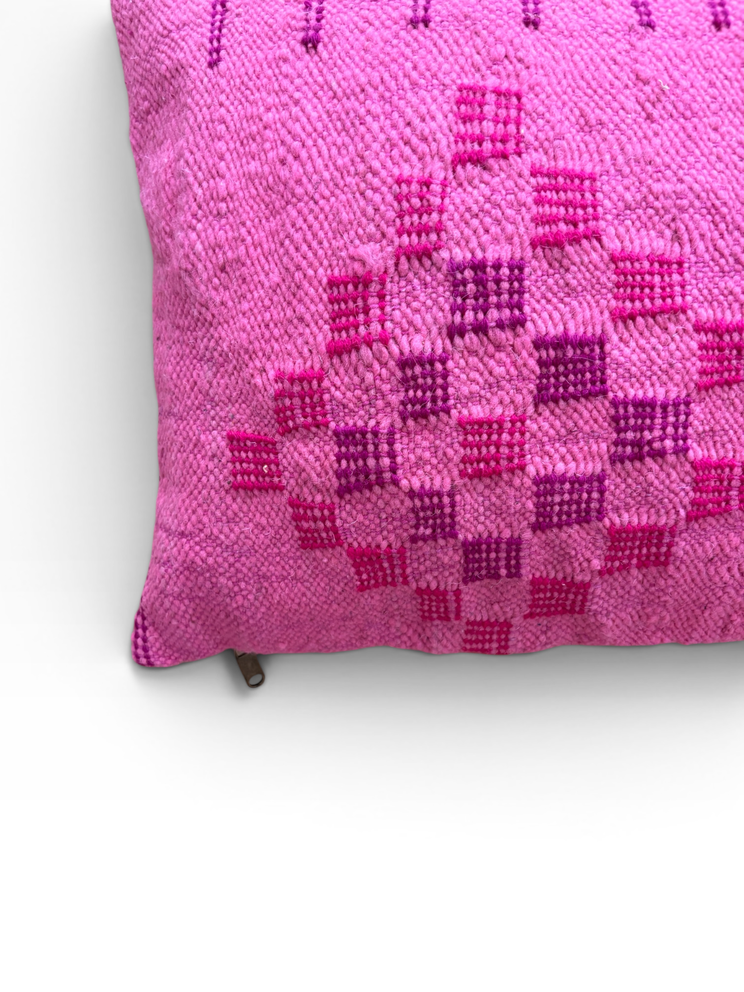 LEY! Colorful Line Kissen, PINK EDITION 40x60, mit rosa-lila geometrischem Muster auf weißem Hintergrund.