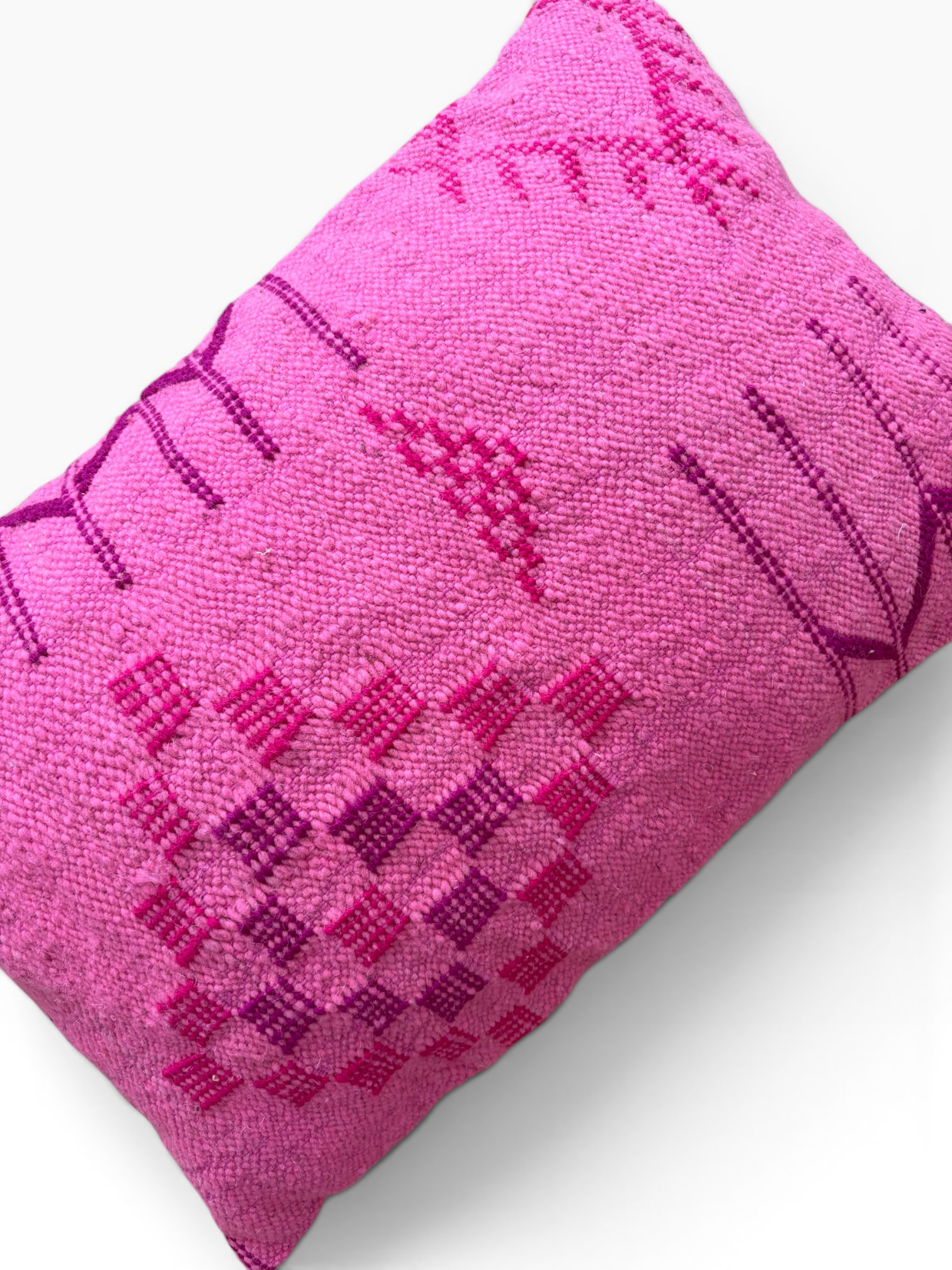 LEY! Kissen „Colorful Line PINK EDITION“: Kissen im Format 40 x 60 mit leuchtend pinkfarbenen, geometrischen Mustern auf weißem Hintergrund.