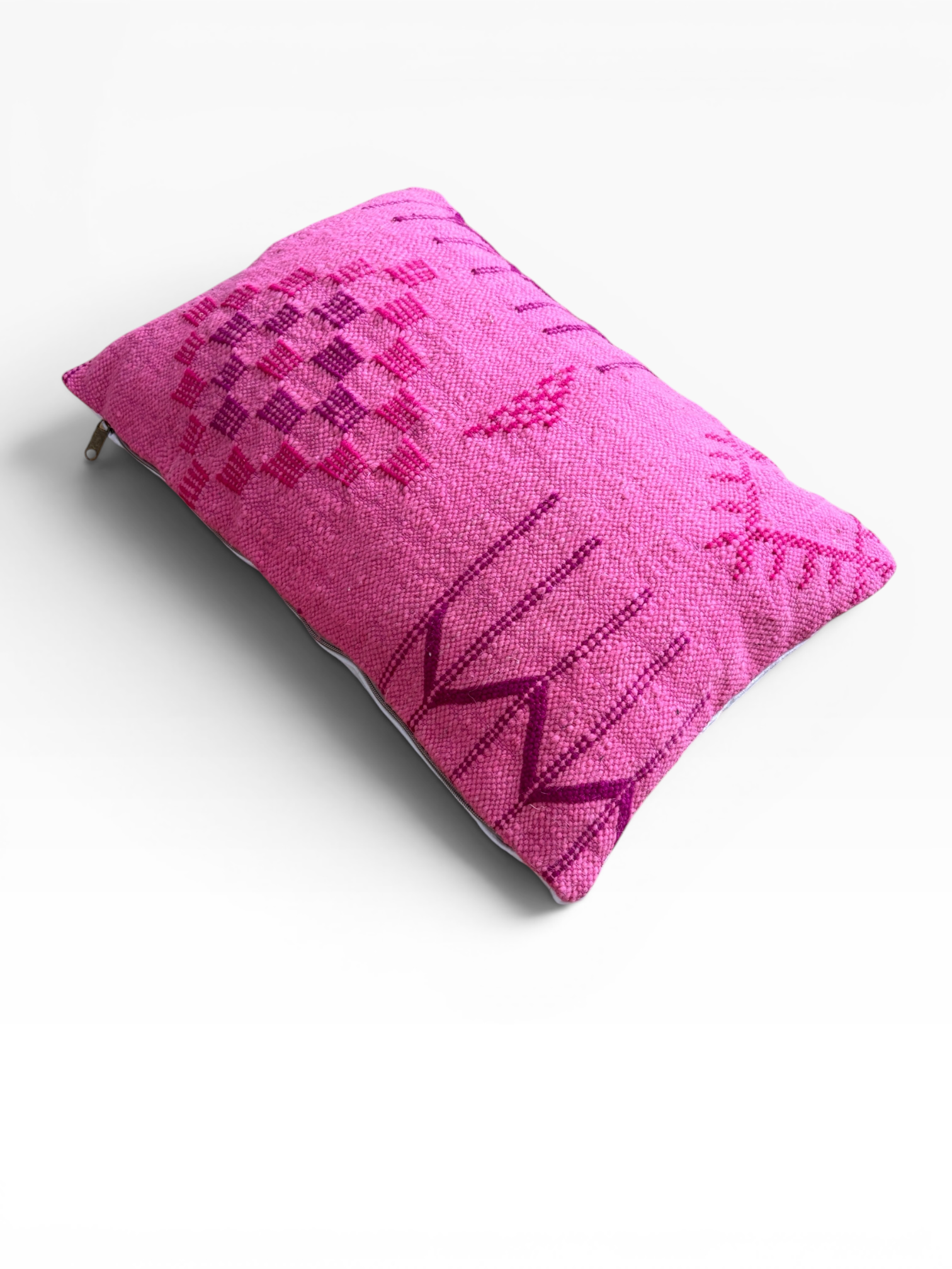 Das LEY! Kissen „Colorful Line PINK EDITION“ im Format 40 x 60 mit geometrischen rosa Mustern hebt sich von einem weißen Hintergrund ab.