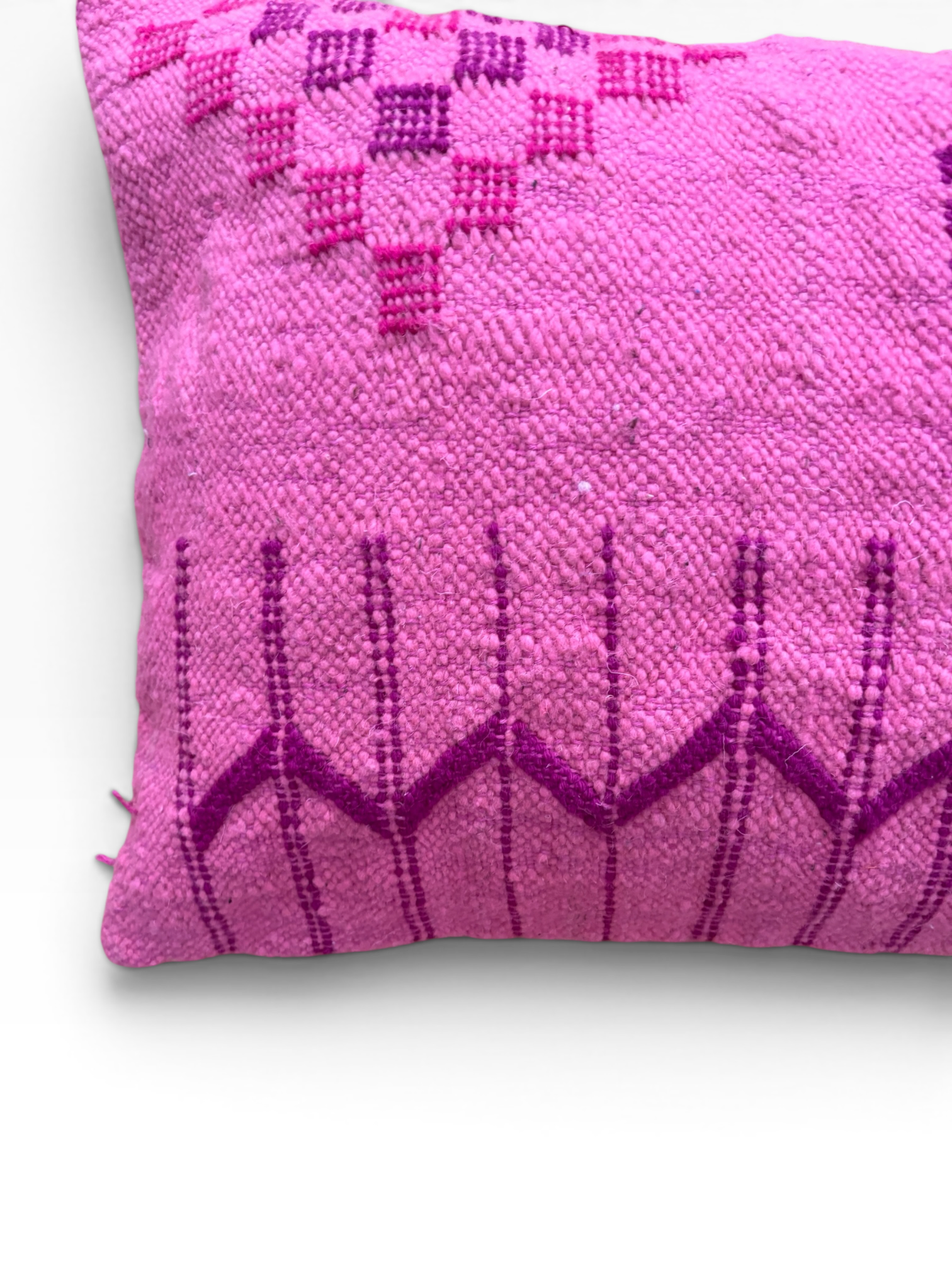 LEY! Kissen „Colorful Line PINK EDITION“, 40 x 60, besticht durch geometrische violette Muster und ein strukturiertes Webdesign.