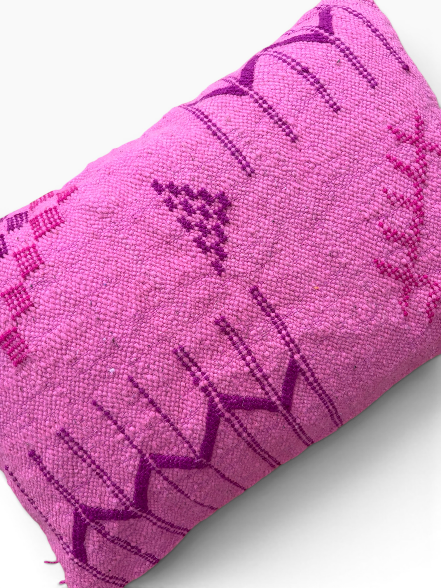 LEY! – Kissen – Colorful Line PINK EDITION 40 x 60, rechteckig mit violetten Mustern auf weißem Hintergrund.