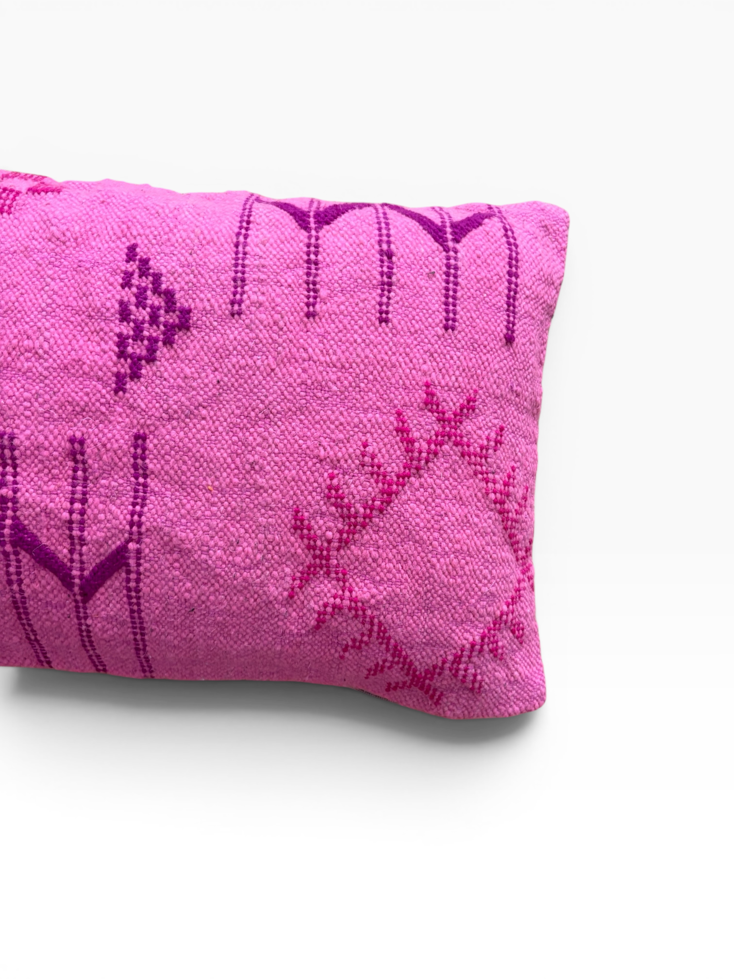 LEY! Colorful Line PINK EDITION 40x60 Kissen mit violetten geometrischen Mustern auf einfarbigem weißem Hintergrund.