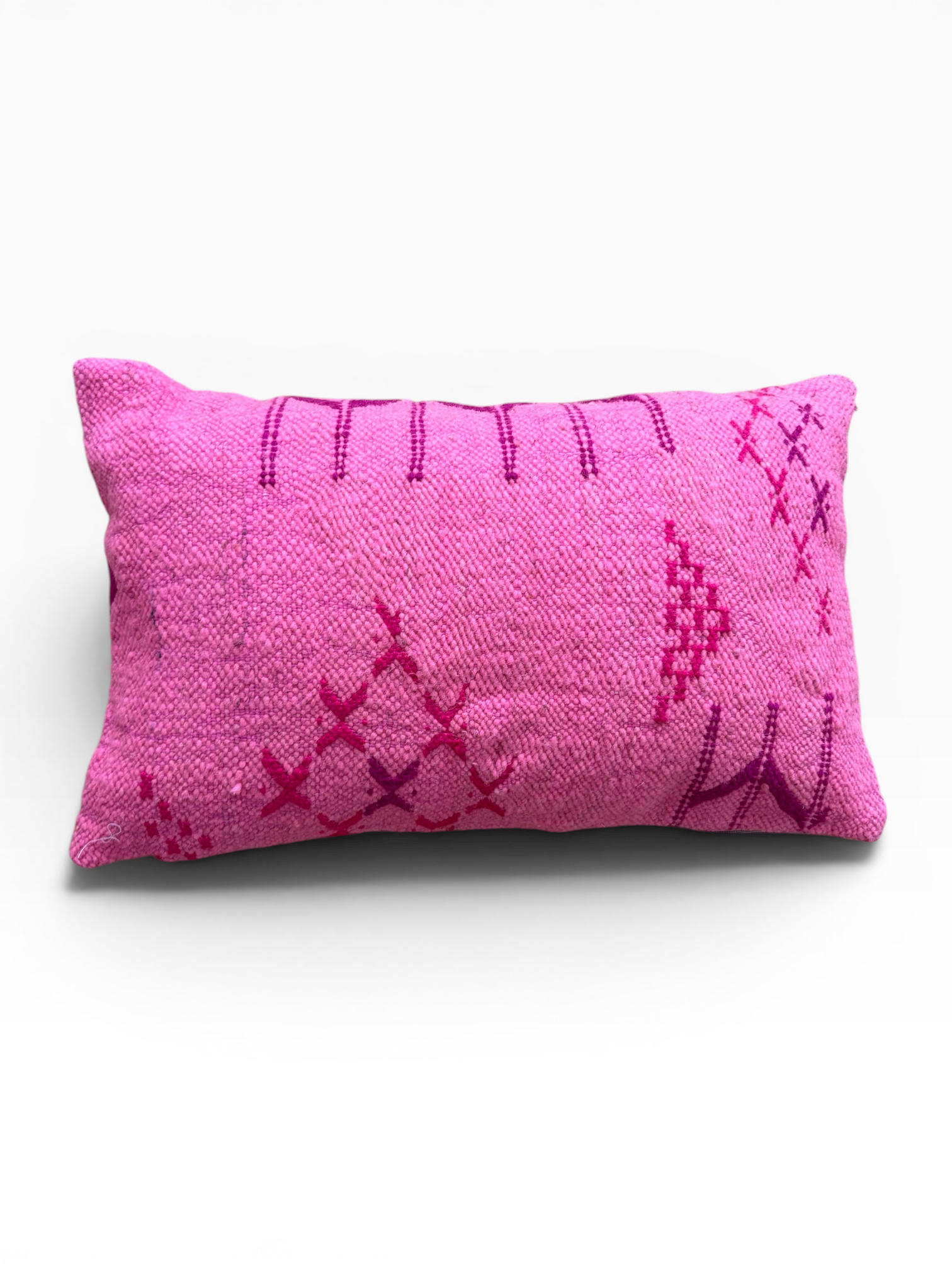LEY! Kissen „Colorful Line“ PINK EDITION, 30 x 50 cm, rosa mit magentafarbenen und violetten geometrischen Stickereien auf weißem Hintergrund.