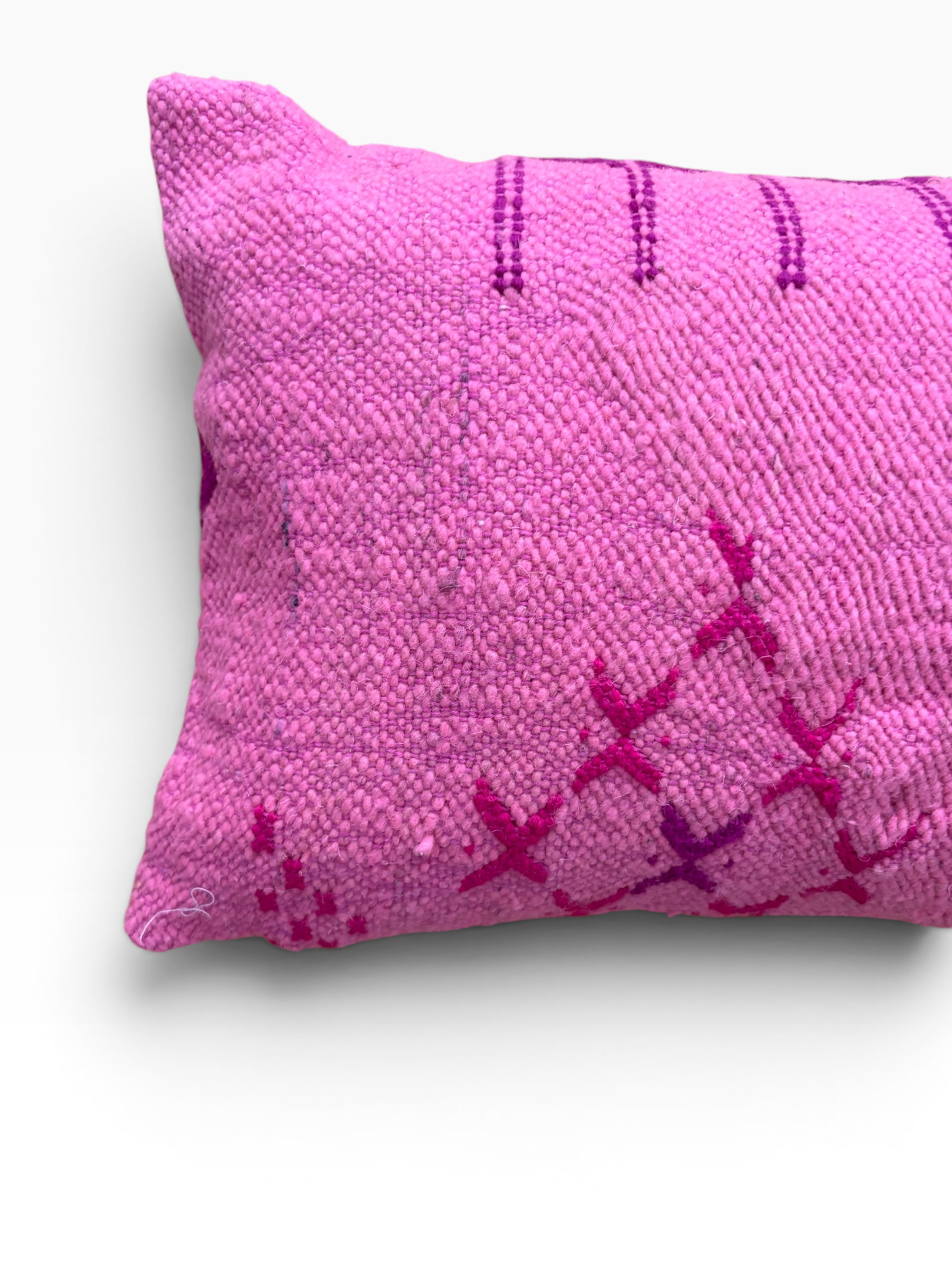 LEY! Kissen „Colorful Line Pink Edition“, 30 x 50, mit magentafarbenen Nähten auf weißem Hintergrund.
