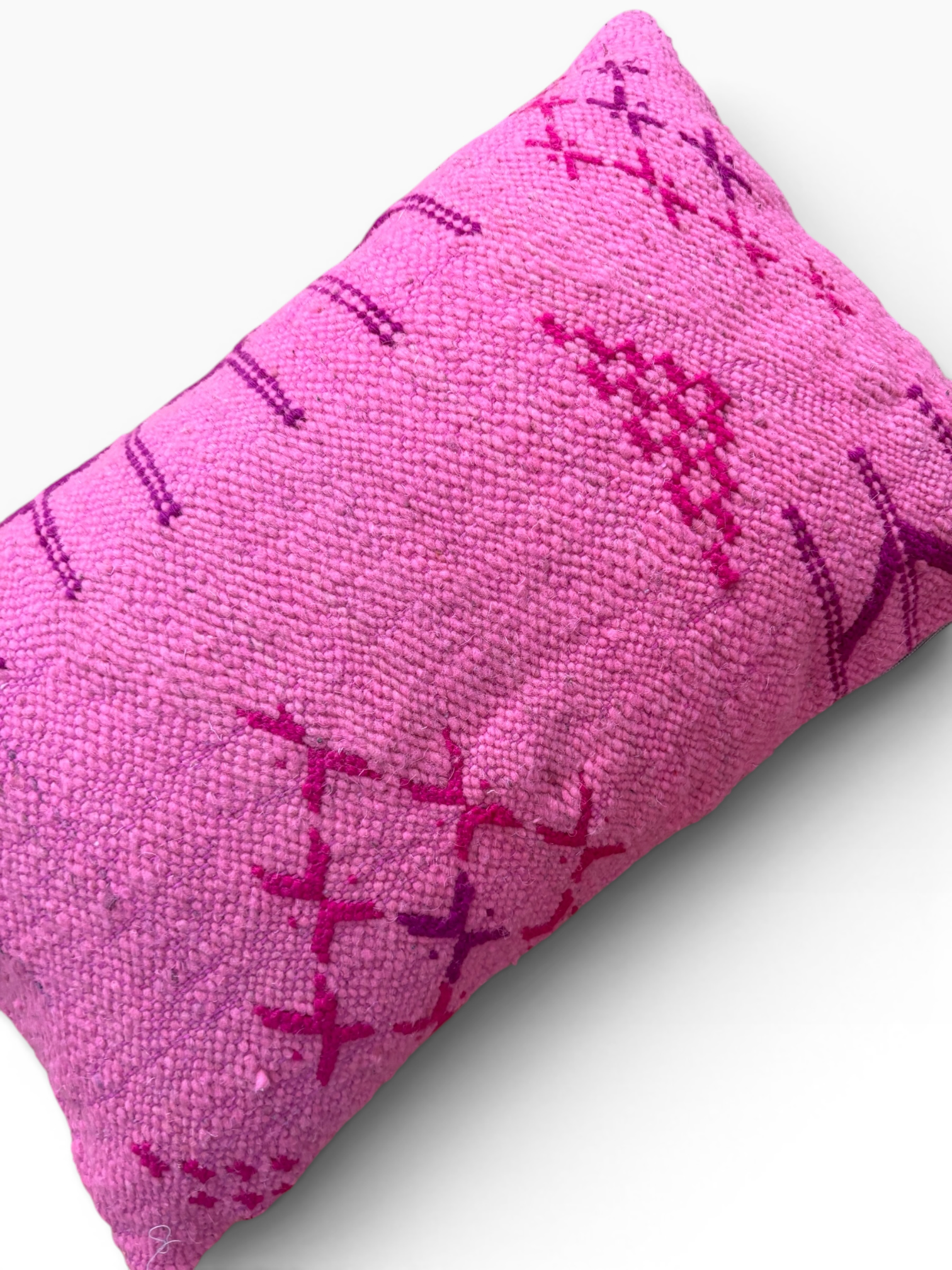 LEY! Colorful Line PINK EDITION Kissen, 30 x 50 cm, rosa mit violetten geometrischen Ziernähten auf strukturiertem Stoff.
