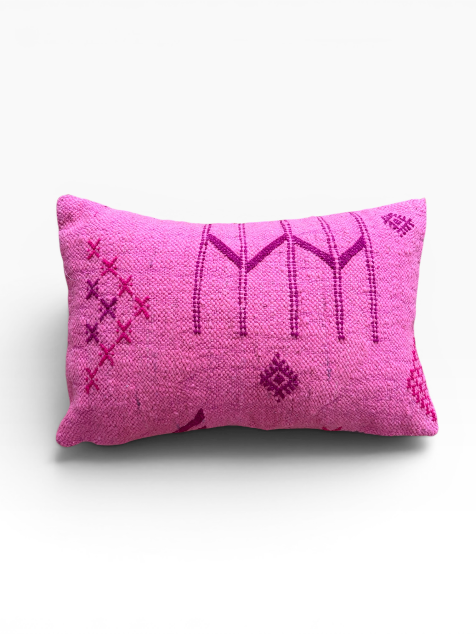 Das Kissen „LEY! Kissen Colorful Line Pink Edition 30x50“ ist mit rosa und violetten geometrischen Mustern auf weißem Hintergrund verziert.