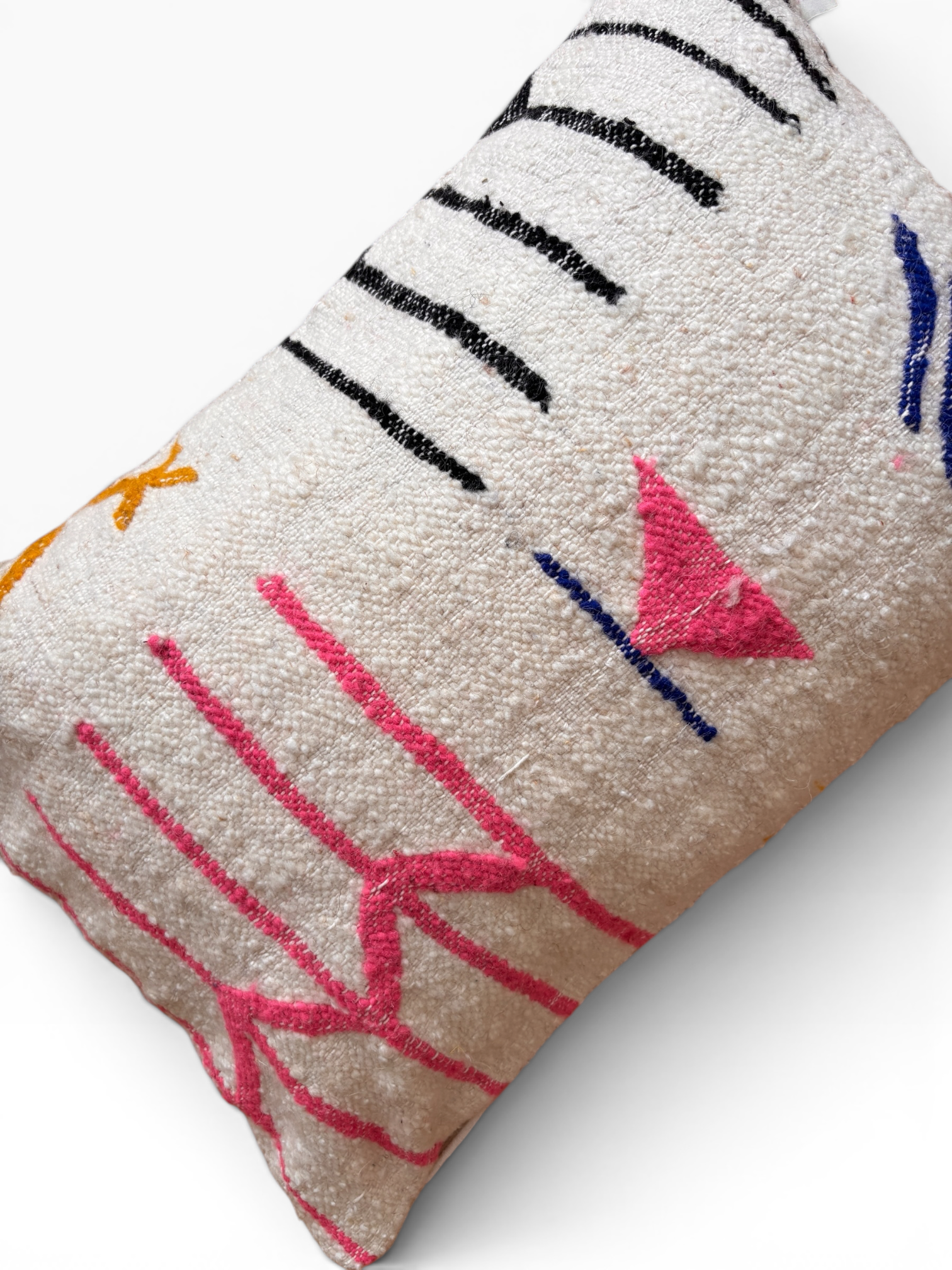 LEY! Kissen „Colorful Line“ 40 x 60: Weiß mit schwarzen, pinken, blauen und orangefarbenen Linien – handgefertigt in Marrakesch.