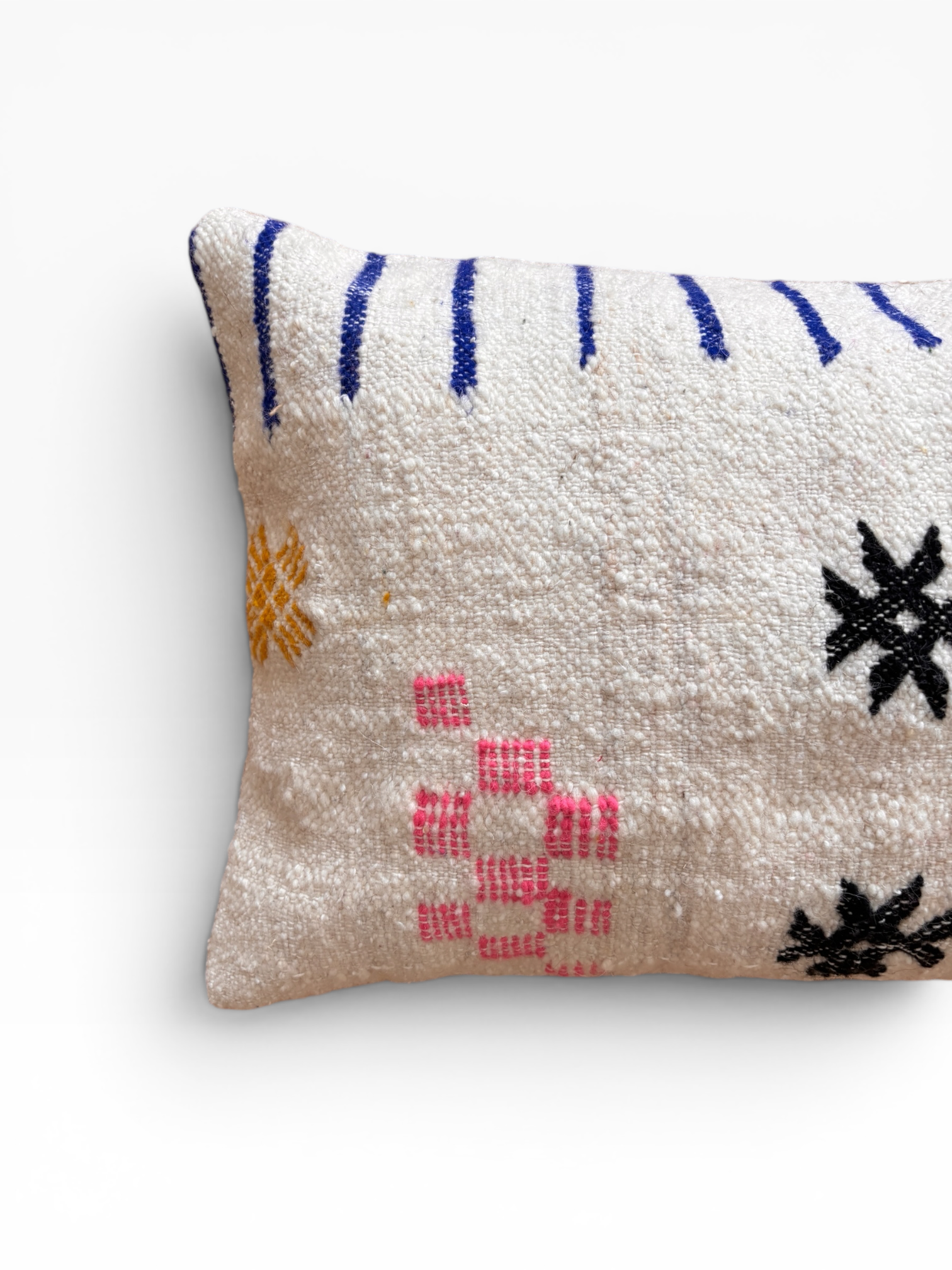 LEY! Kissen – Colorful Line, 40 x 60 cm: weißes Kissen mit blauen, rosa, gelben und schwarzen Stickmustern.