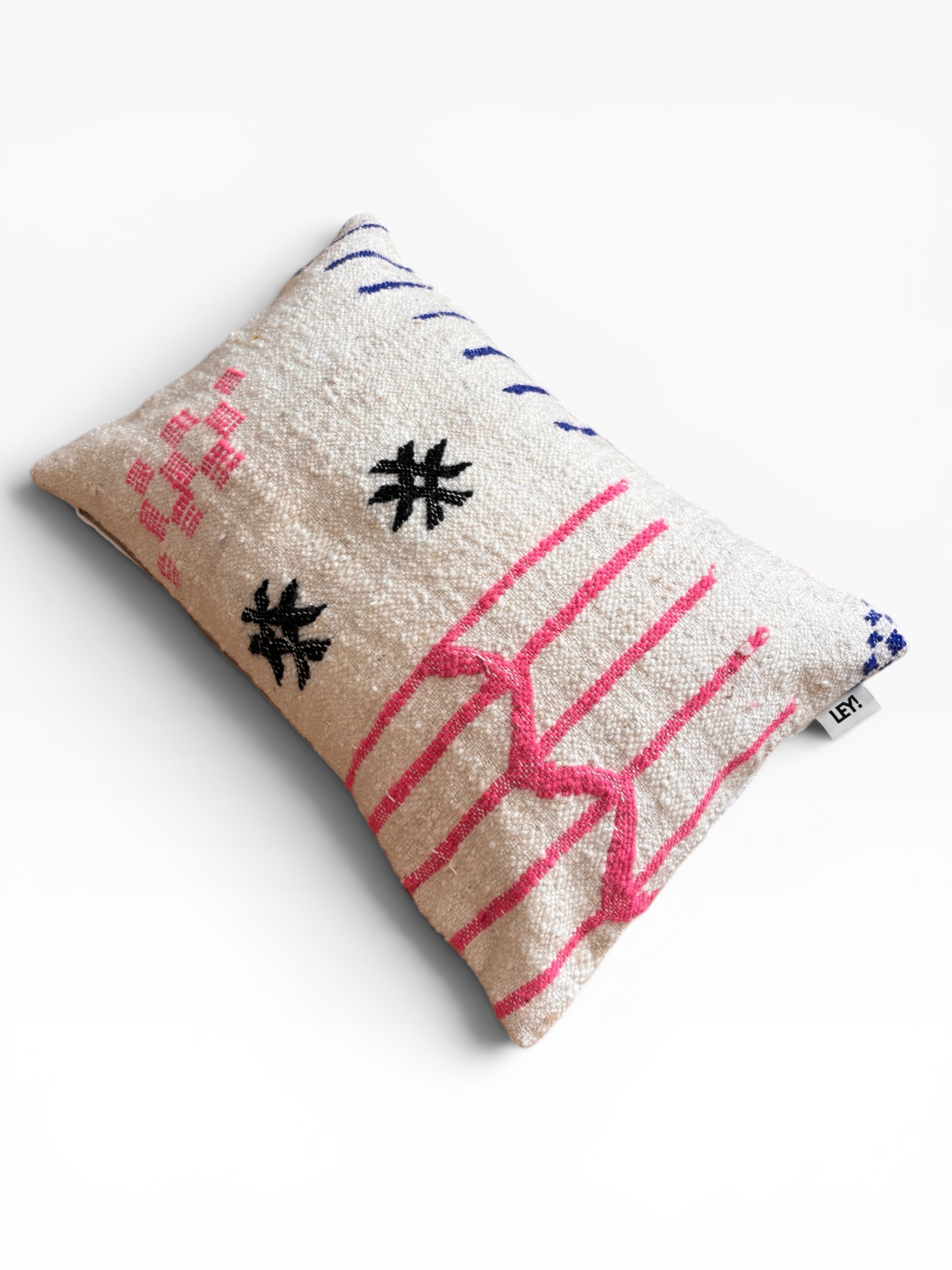 LEY! Kissen – Colorful Line: Rechteckiges Kissen (40 x 60 cm) mit abstrakten rosa, schwarzen und blauen Ziernähten auf cremefarbenem Grund.