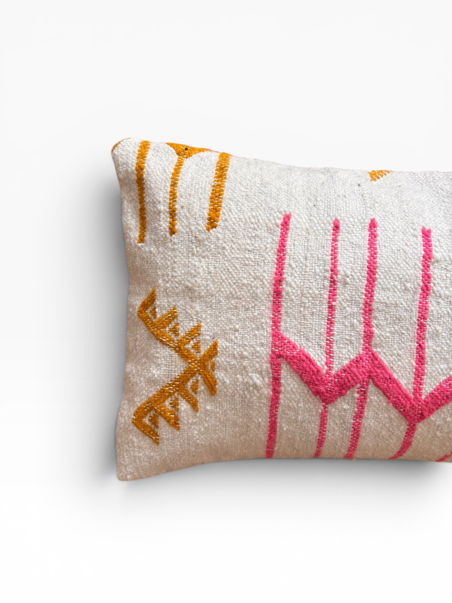 LEY! Kissen – „Colorful Line“: Rechteckig, weiß mit rosa Zickzackmuster und gelber Stickerei. Maße: 40 x 60 cm.